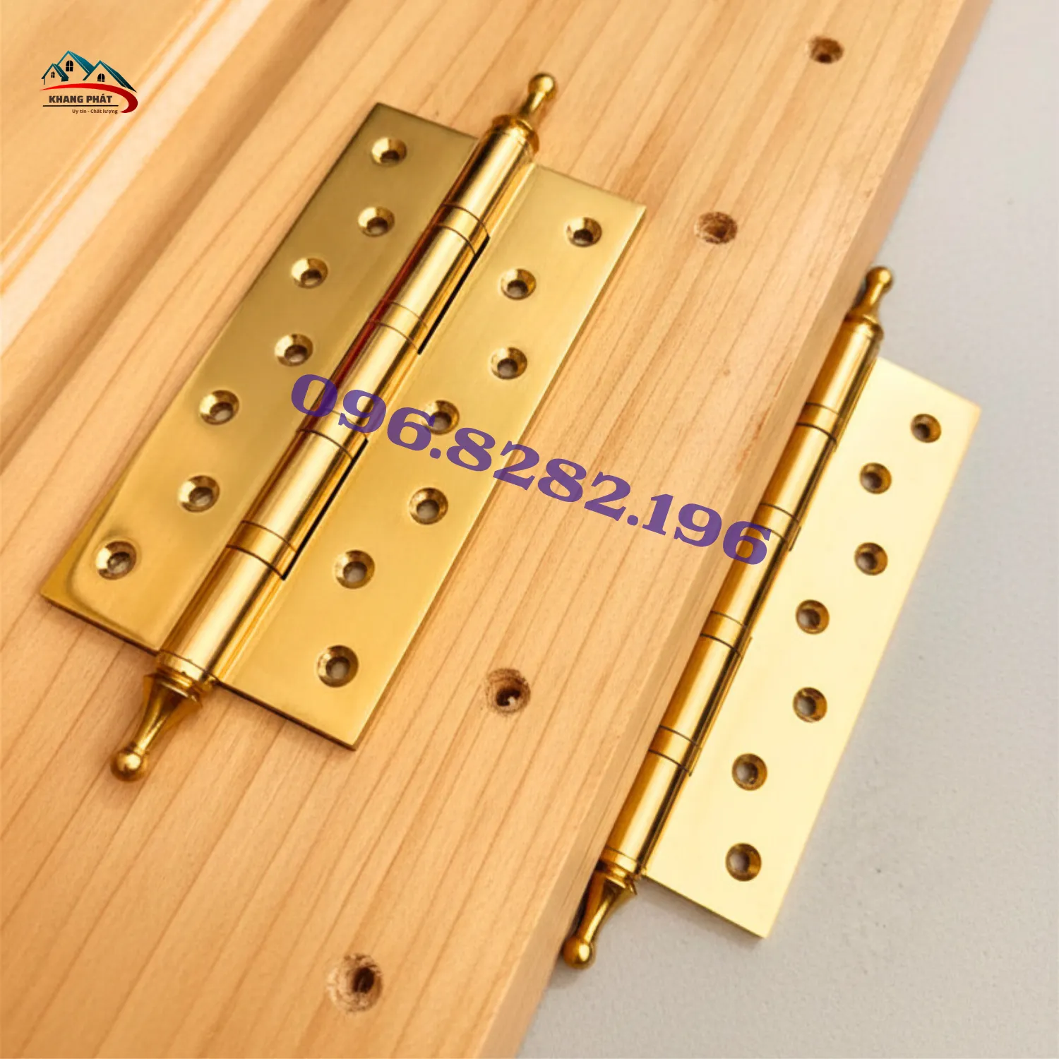 Hình ảnh bản lề lắp đặt thực tế trên cửa gỗ