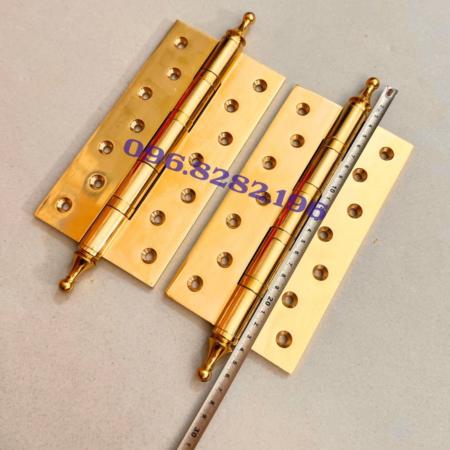 Chi tiết bản lề đồng 20cm màu vàng bóng sang trọng