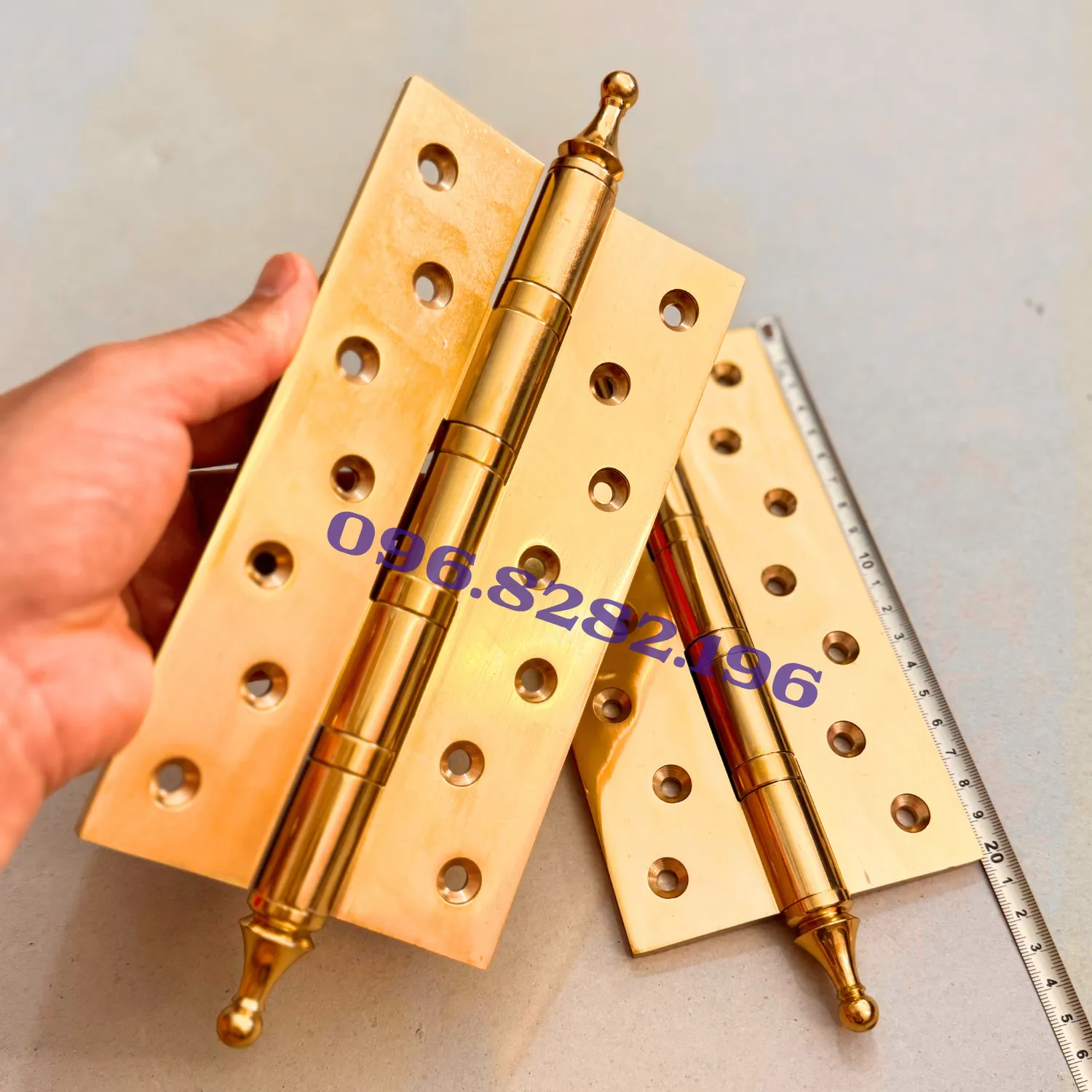 Chi tiết bản lề đồng thau nguyên khối chắc chắn