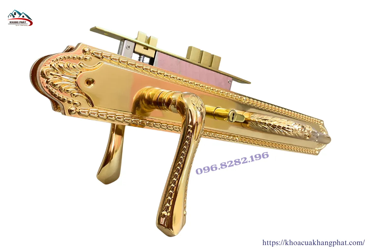 Khóa cửa đồng KP5252 lắp trên cửa gỗ tự nhiên