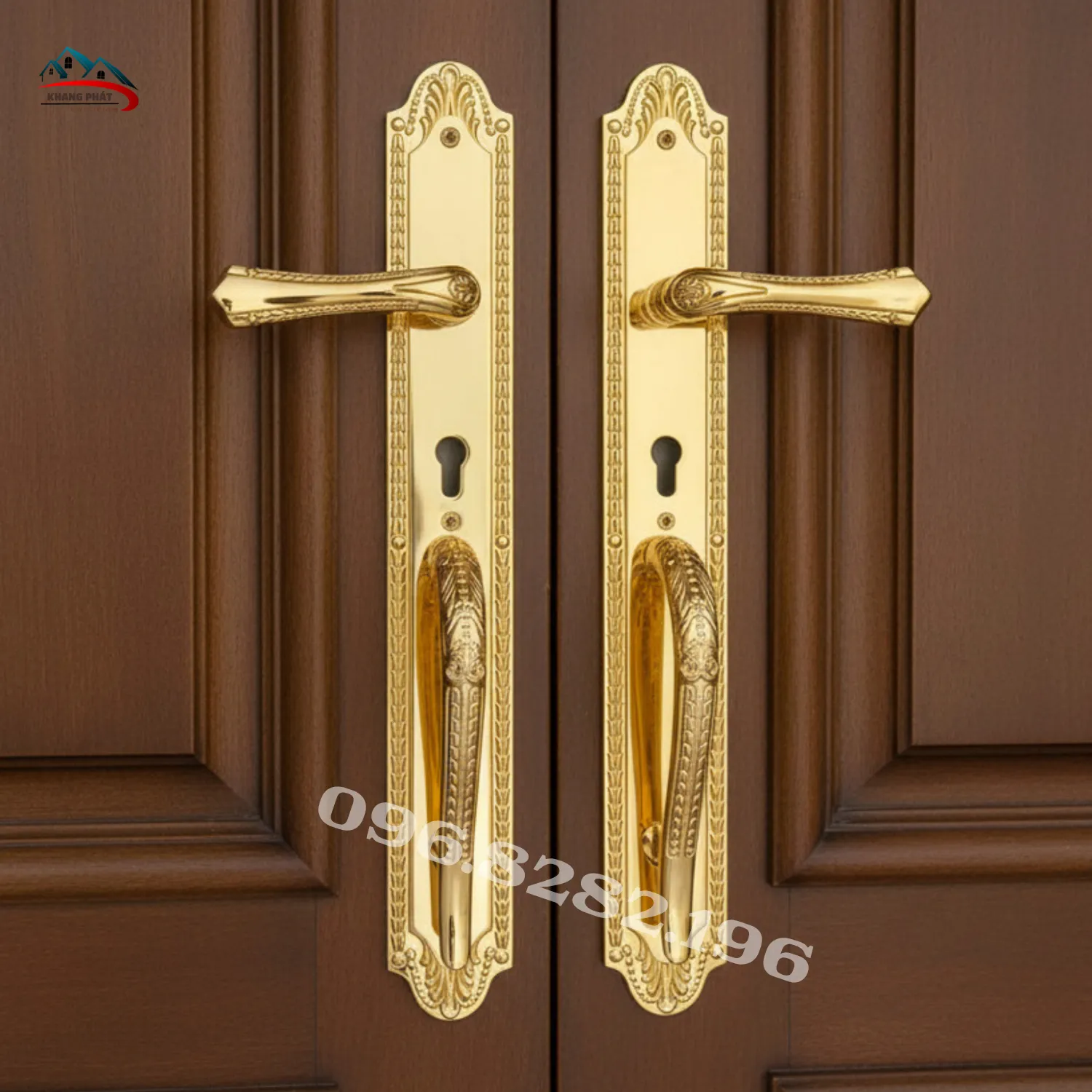 Bộ khóa đồng mạ vàng lắp trên cửa gỗ biệt thự