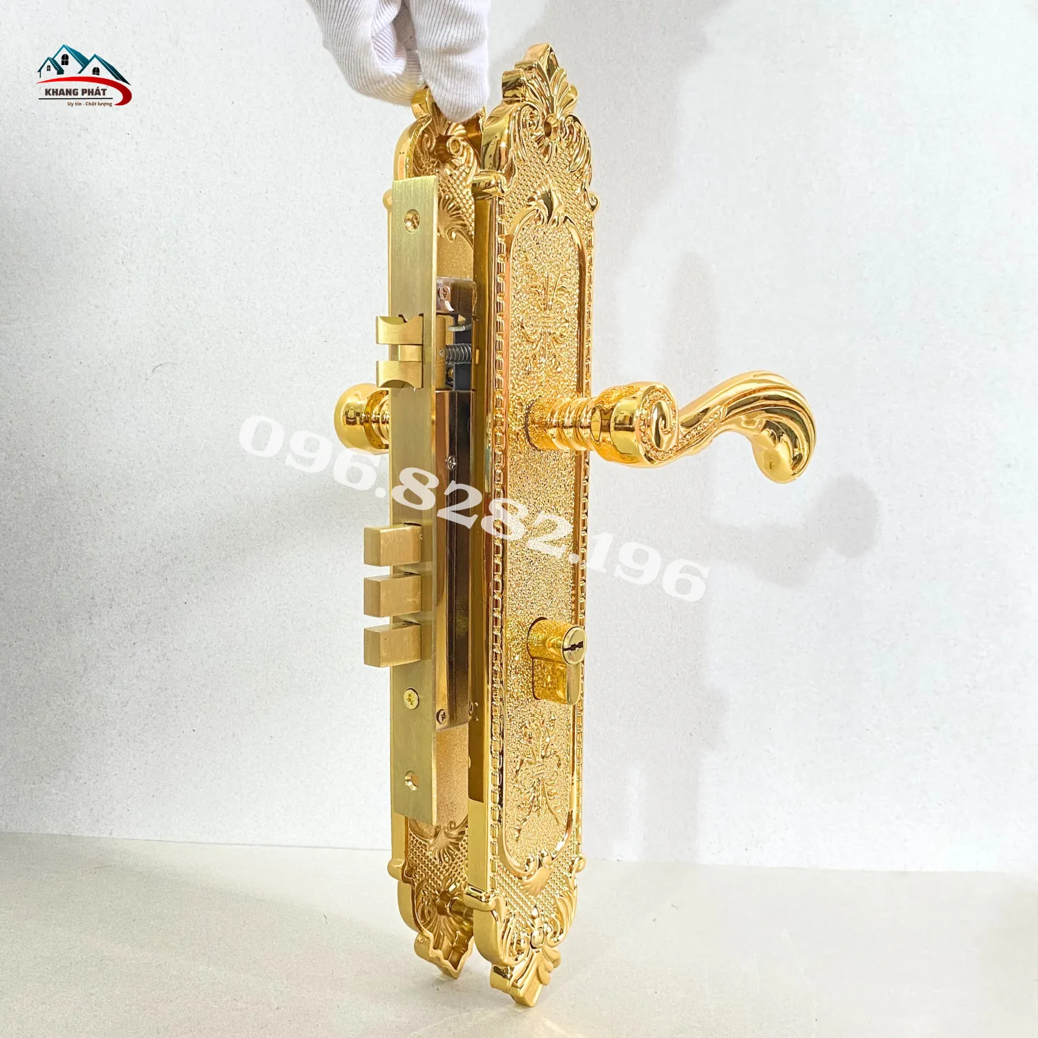 Mẫu tay nắm và mặt ốp màu vàng sang trọng cho cửa gỗ