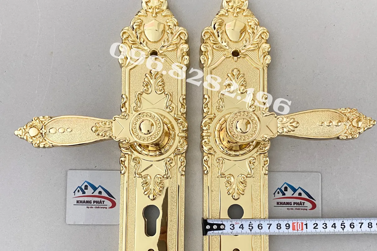 Chi tiết hoa văn của khóa cửa đại sảnh bằng đồng