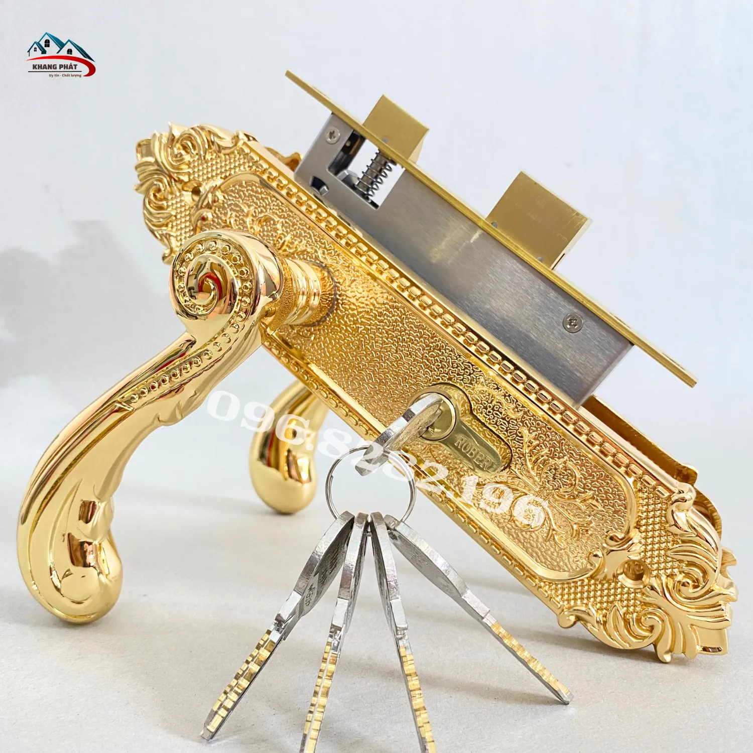 Chi tiết hoa văn mặt ốp khóa cửa bằng đồng cao cấp