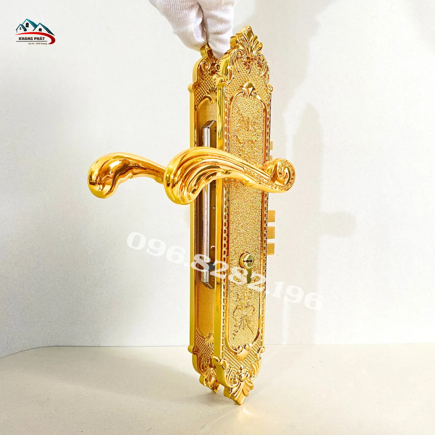 Chi tiết mặt ốp khóa cửa bằng đồng hoa văn đẹp