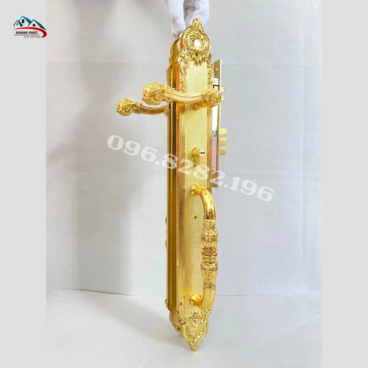 Chi tiết ốp khóa và tay kéo KP6161 góc nghiêng