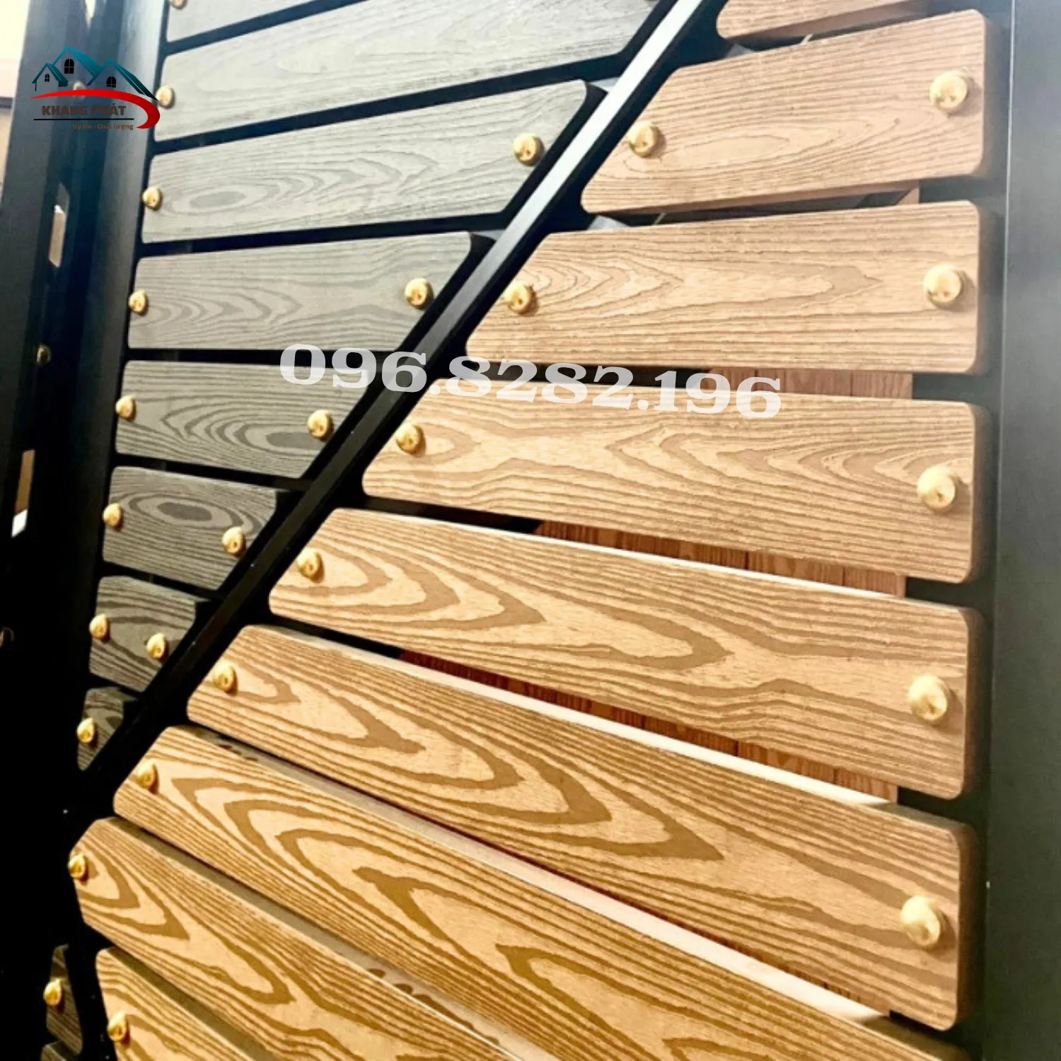 Hình ảnh thực tế đinh mũ đồng lắp trên cửa cổng sắt kết hợp thanh lam nhựa ngoài trời.