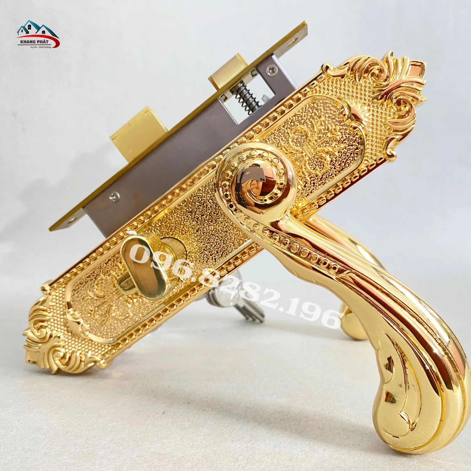 Cận cảnh tay gạt khóa cửa KP7283 màu vàng 24K