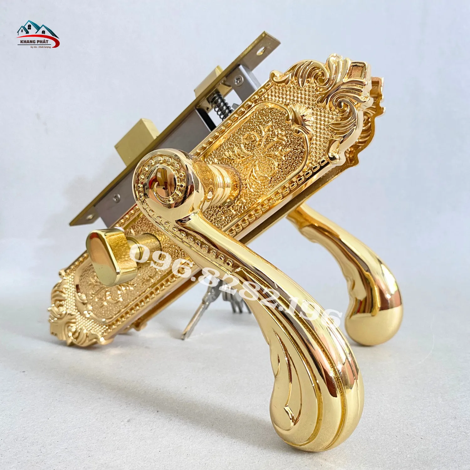 Góc chụp nghiêng bộ khóa đồng KP7283 màu 24K