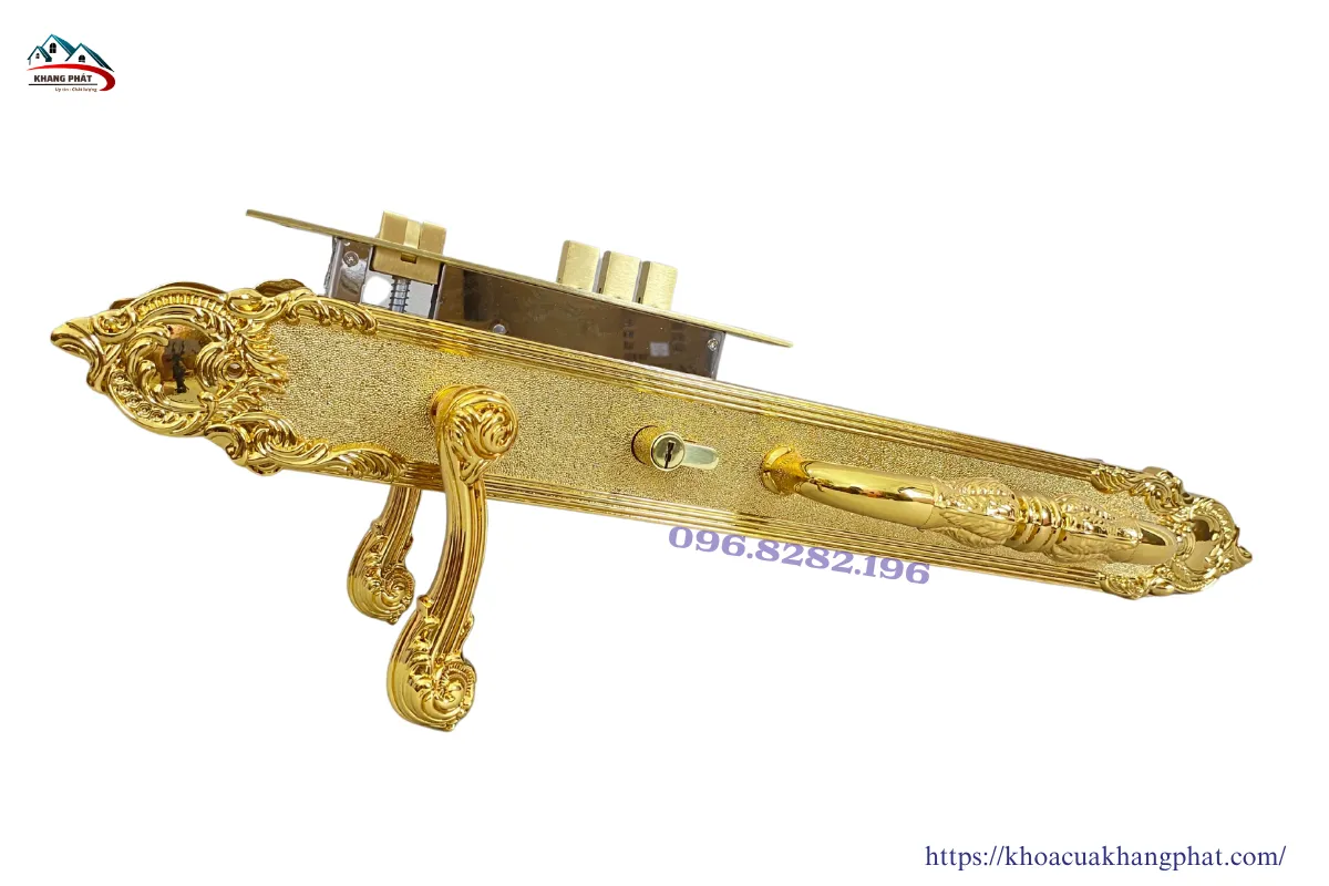 Hoa văn tinh xảo trên khóa cửa đại sảnh đồng KP6161 mạ PVD