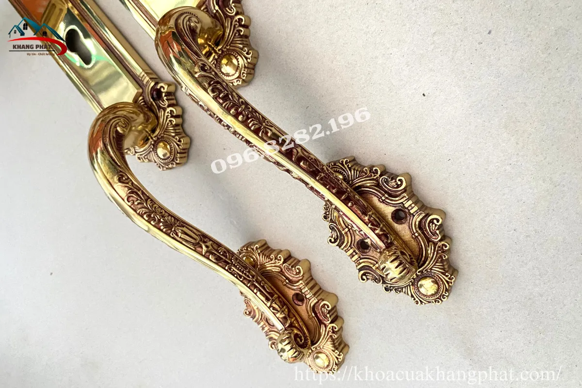 Hoa văn cổ điển tinh xảo trên thân khoá HCP 8526