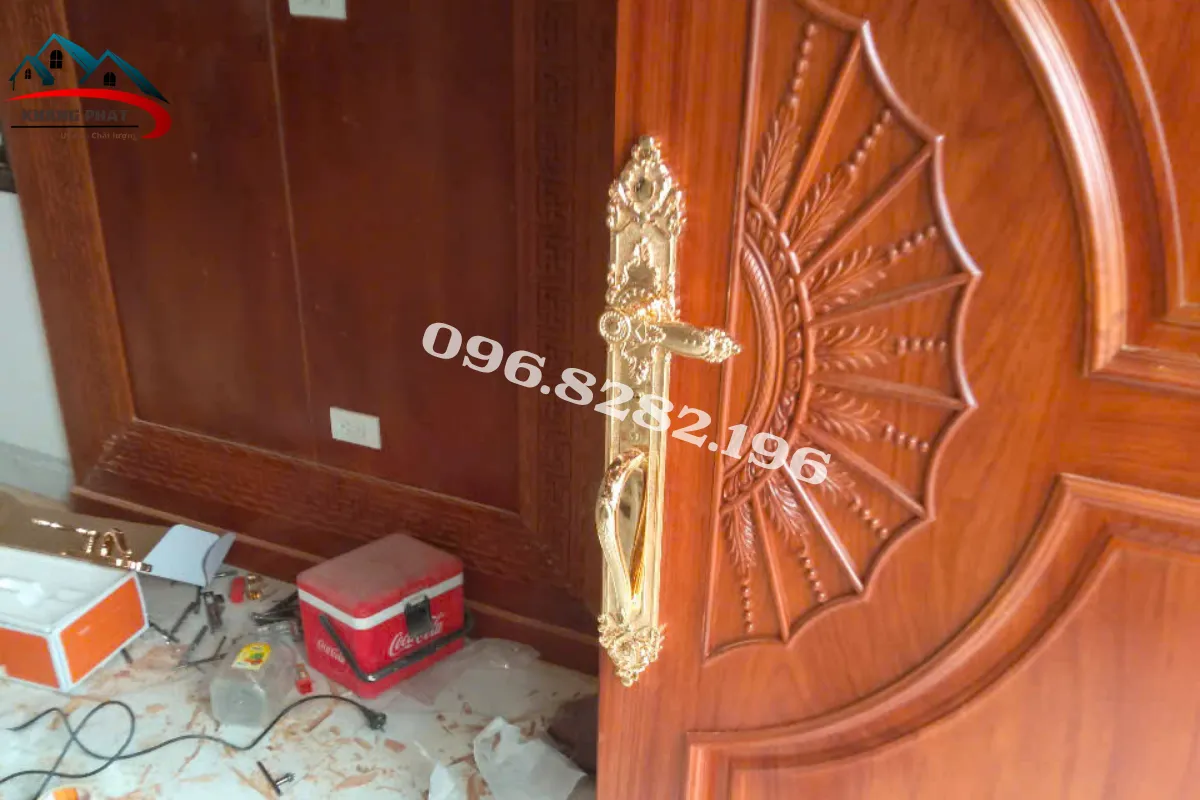 Bộ khóa lắp thực tế trên cửa gỗ kích thước lớn