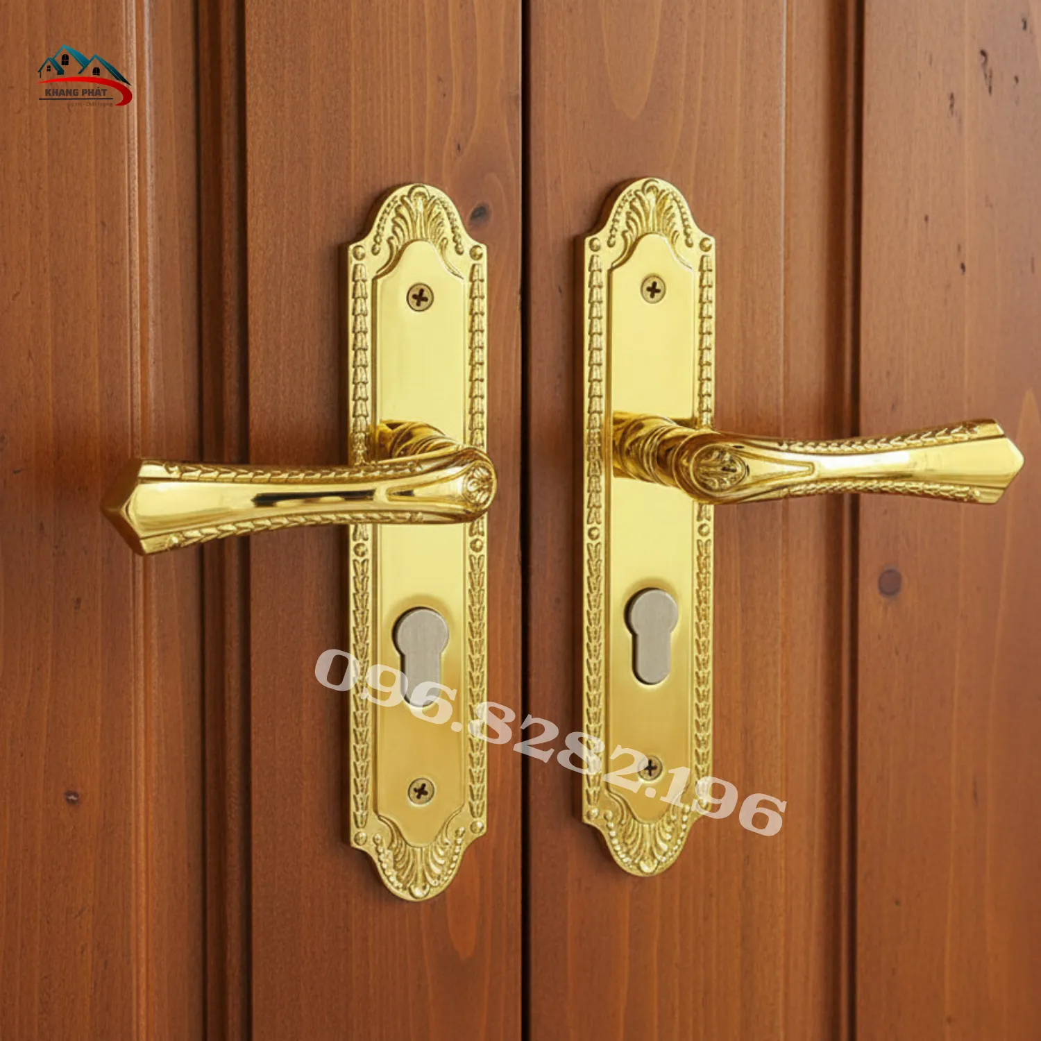 Bộ tay gạt đồng lắp thực tế trên cửa gỗ phòng ngủ