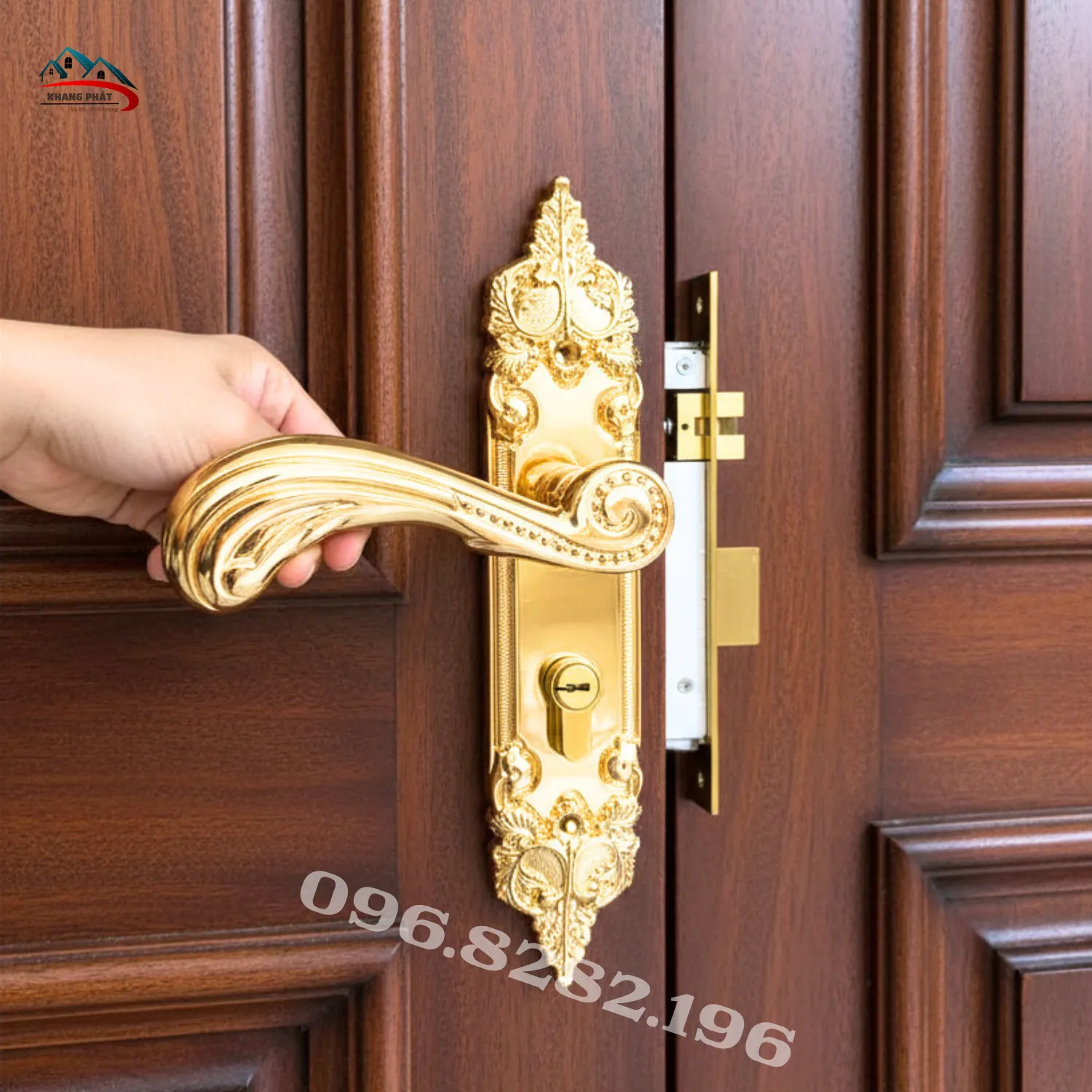 Khóa cửa đồng cao cấp lắp trên cửa gỗ phòng ngủ