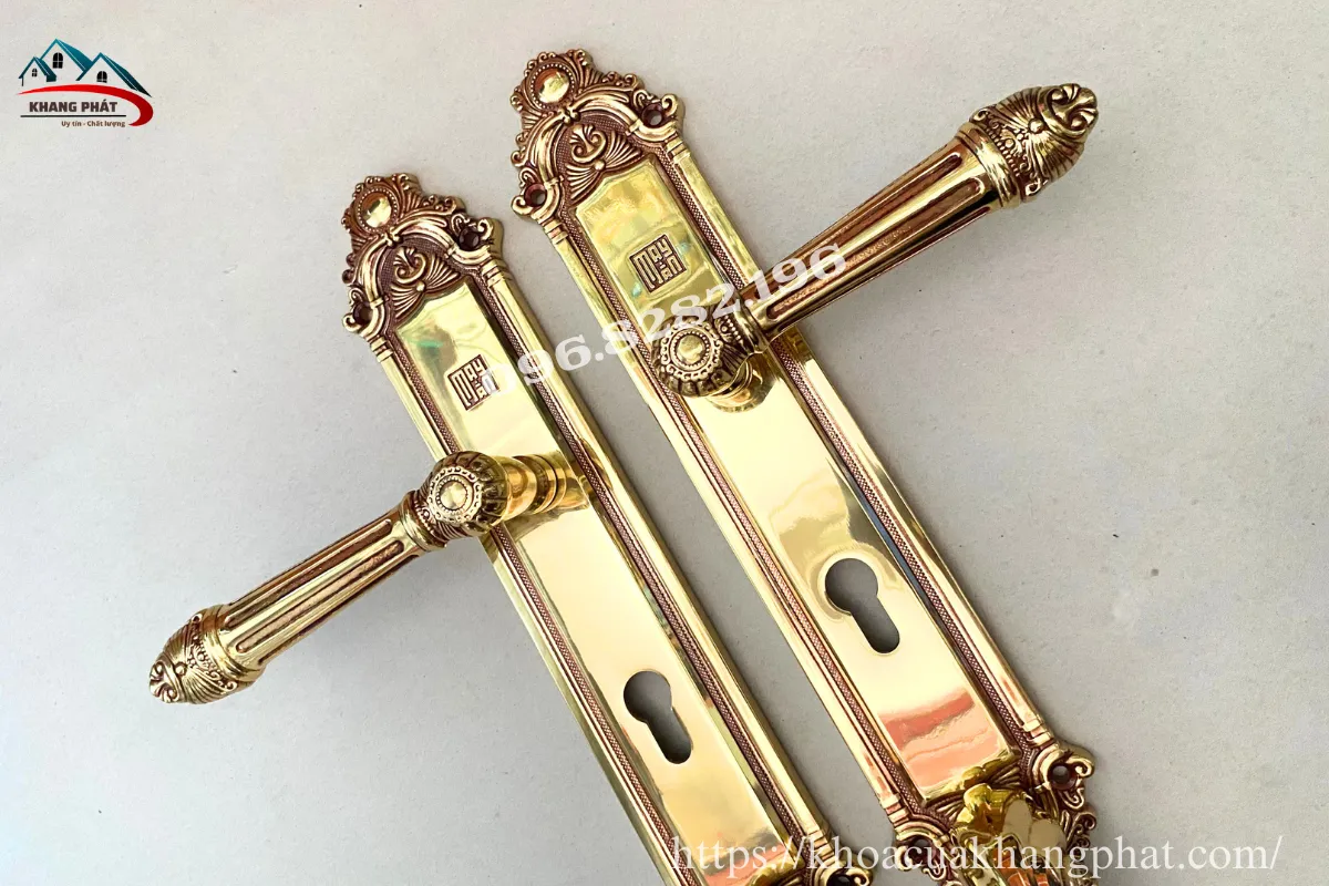 Khoá tay nắm HCP 8526 lắp đặt trên cửa gỗ tự nhiên