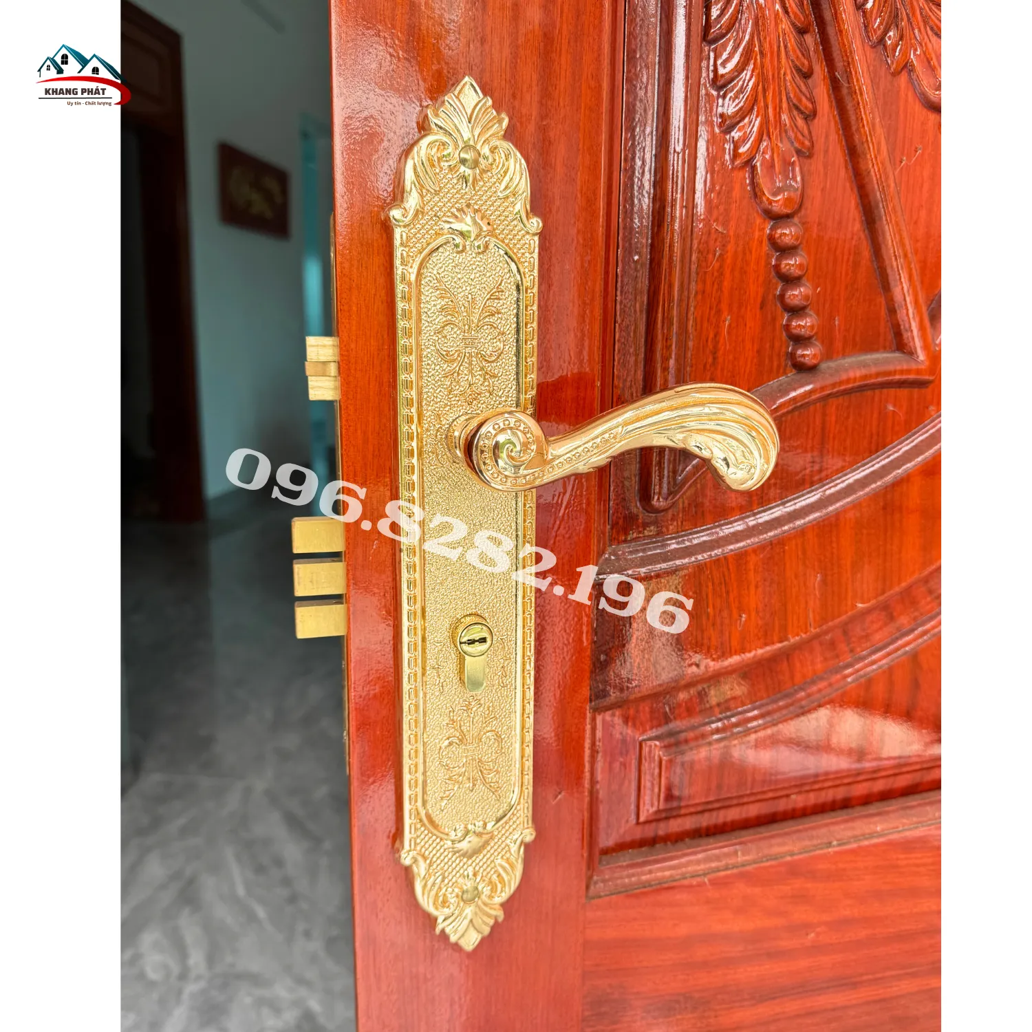 Bộ phụ kiện lắp thực tế trên cửa gỗ tự nhiên