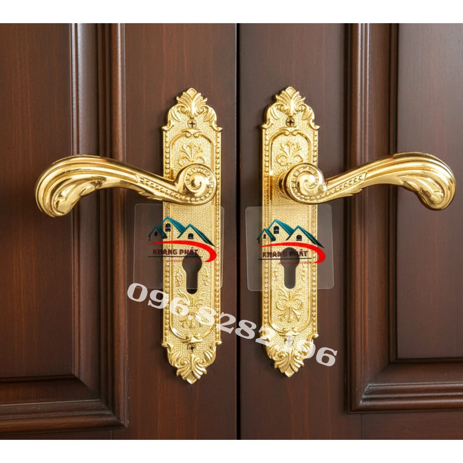 Khóa cửa màu vàng 24K lắp thực tế trên cửa gỗ