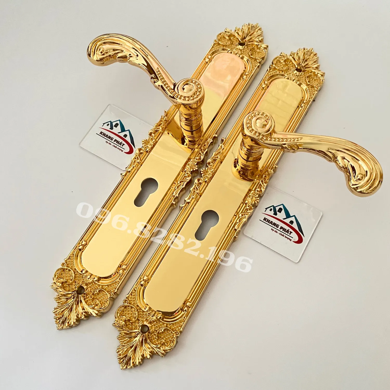 Cận cảnh 2 mặt ốp khóa KP1919 đồng vàng 24K