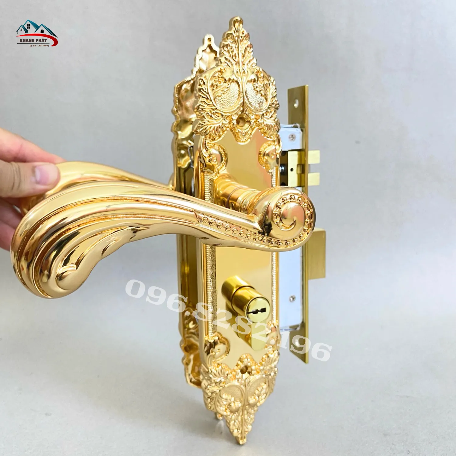 Tay gạt cửa thiết kế cong mềm mại dễ cầm nắm