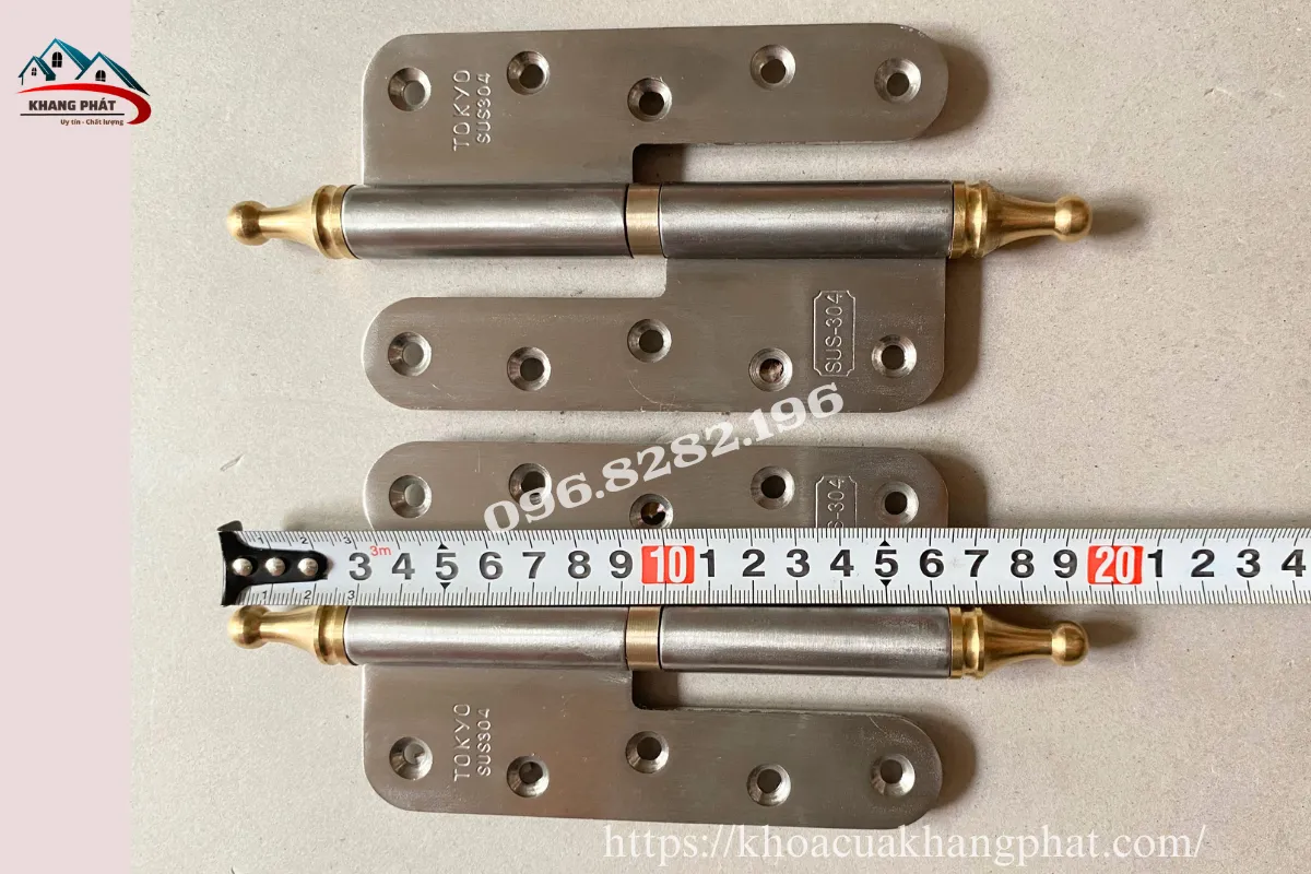 Bản lề inox 304 N7 lắp trên cửa phòng