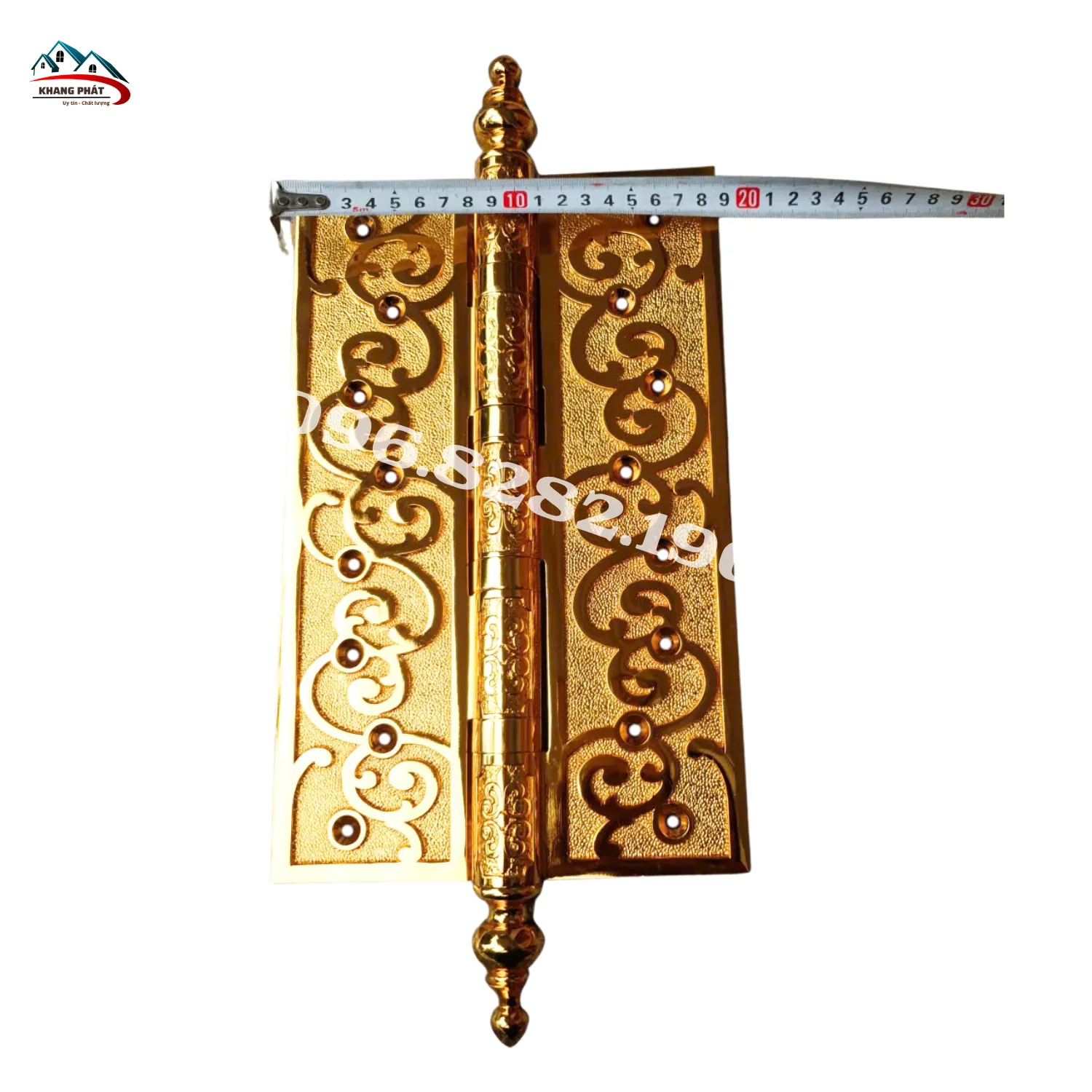 Bản lề đồng lắp đặt trên cửa gỗ biệt thự