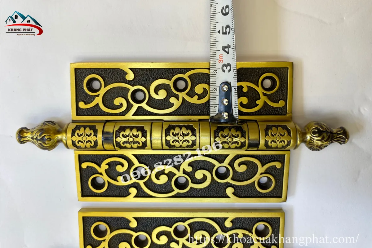 Bản lề gắn trên cửa gỗ