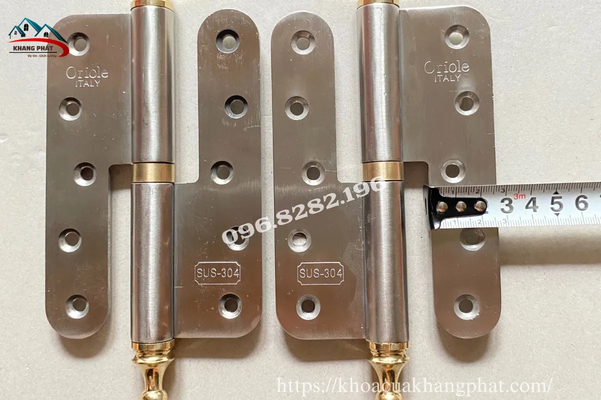 Bản lề inox 304 N10 lắp thực tế trên cửa gỗ