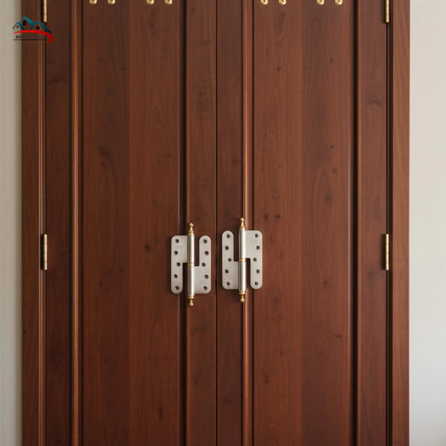 Bản lề lắp trên cửa gỗ thực tế