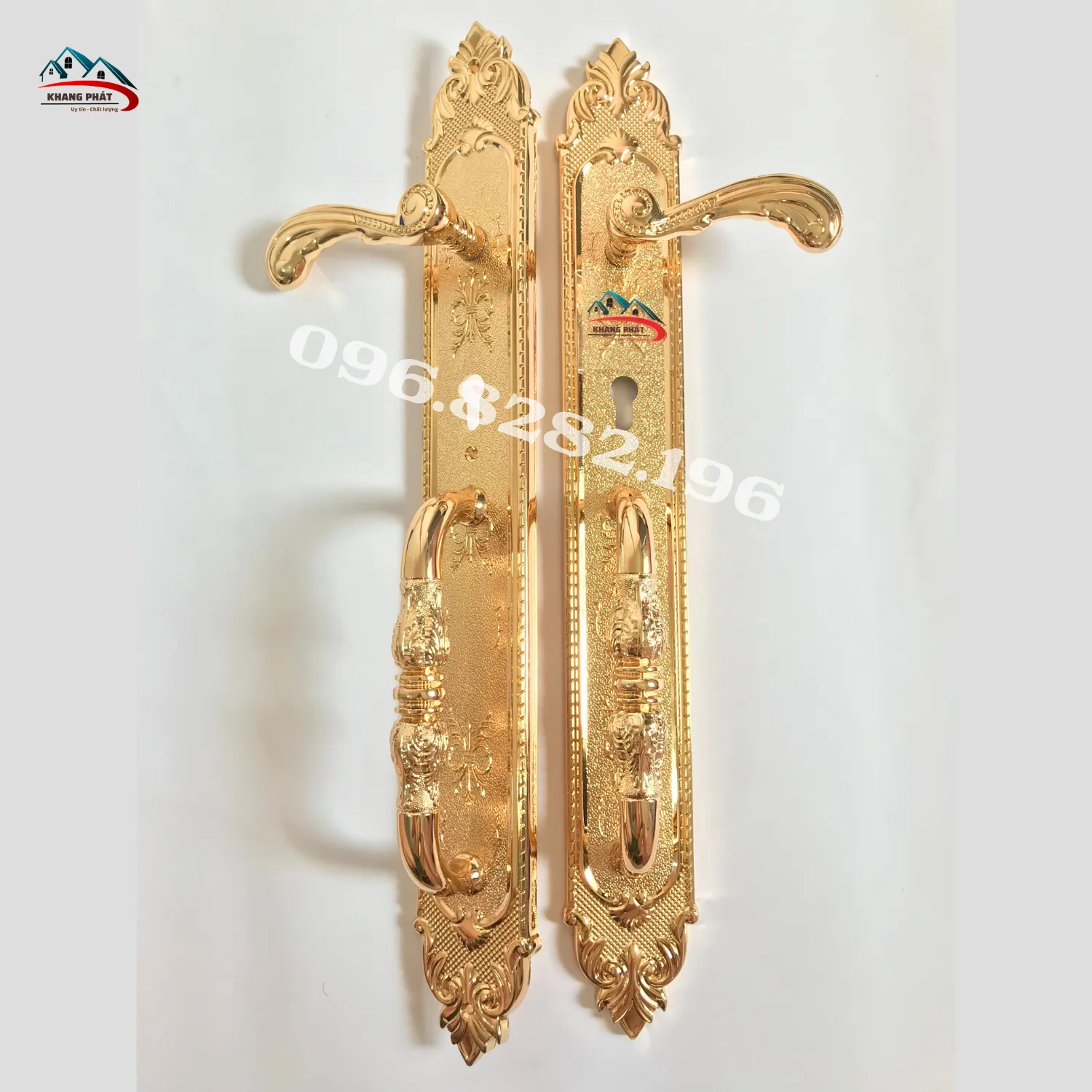 Chi tiết hai mặt ốp hoa văn đồng bộ trên bộ tay khóa