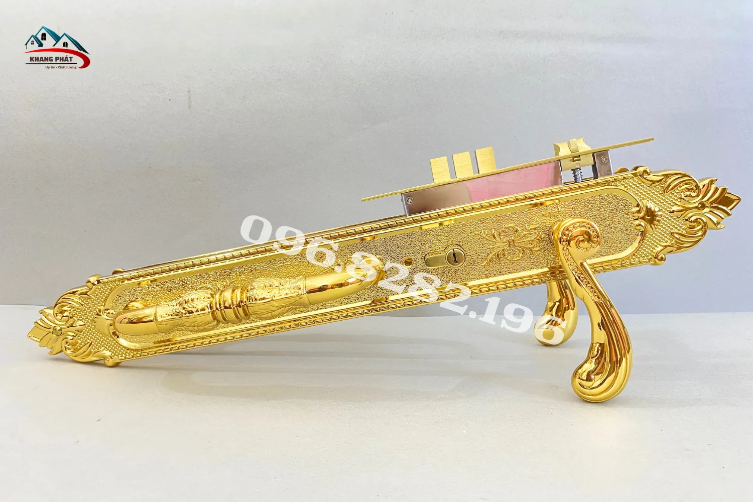 Chi tiết tay kéo phụ dài 20cm trên cửa đại sảnh