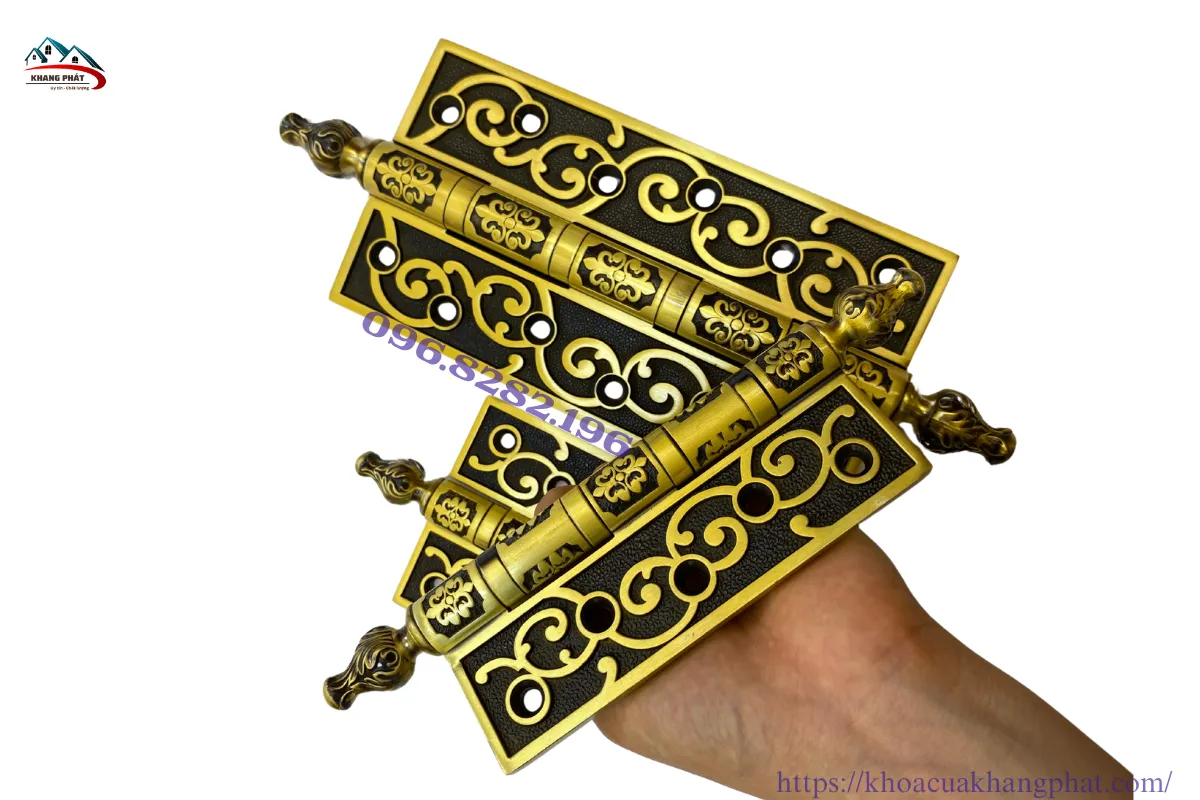 Cận cảnh chi tiết trục hoa bản lề lá 15cm màu rêu