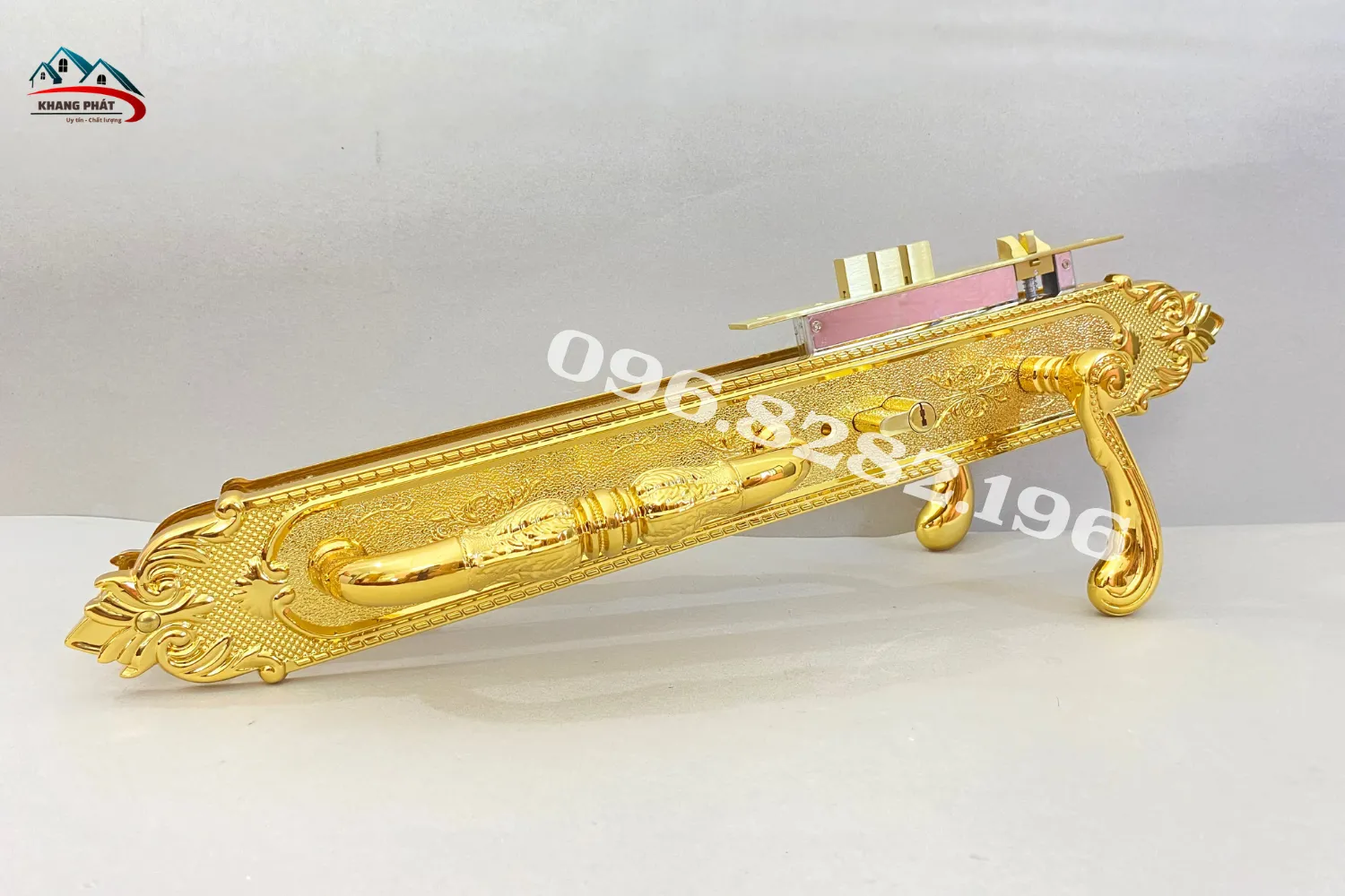Góc chụp thực tế phụ kiện cửa màu vàng bóng cao cấp