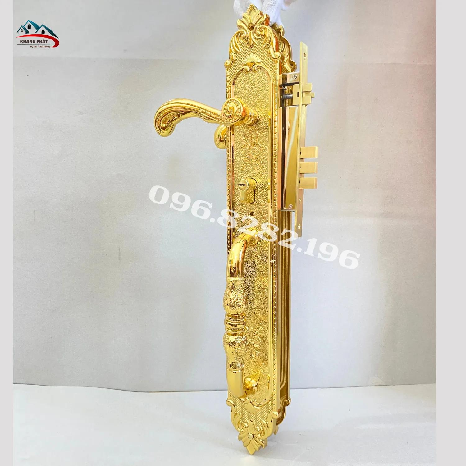 Khoá đại sảnh bằng đồng lắp trên cửa gỗ biệt thự