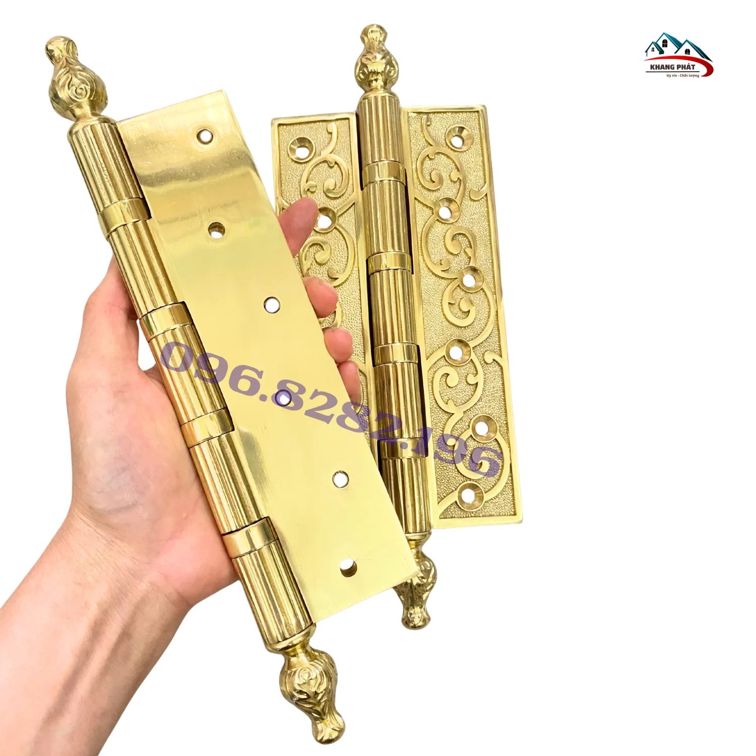 Bản lề đồng lắp trên cửa gỗ biệt thự