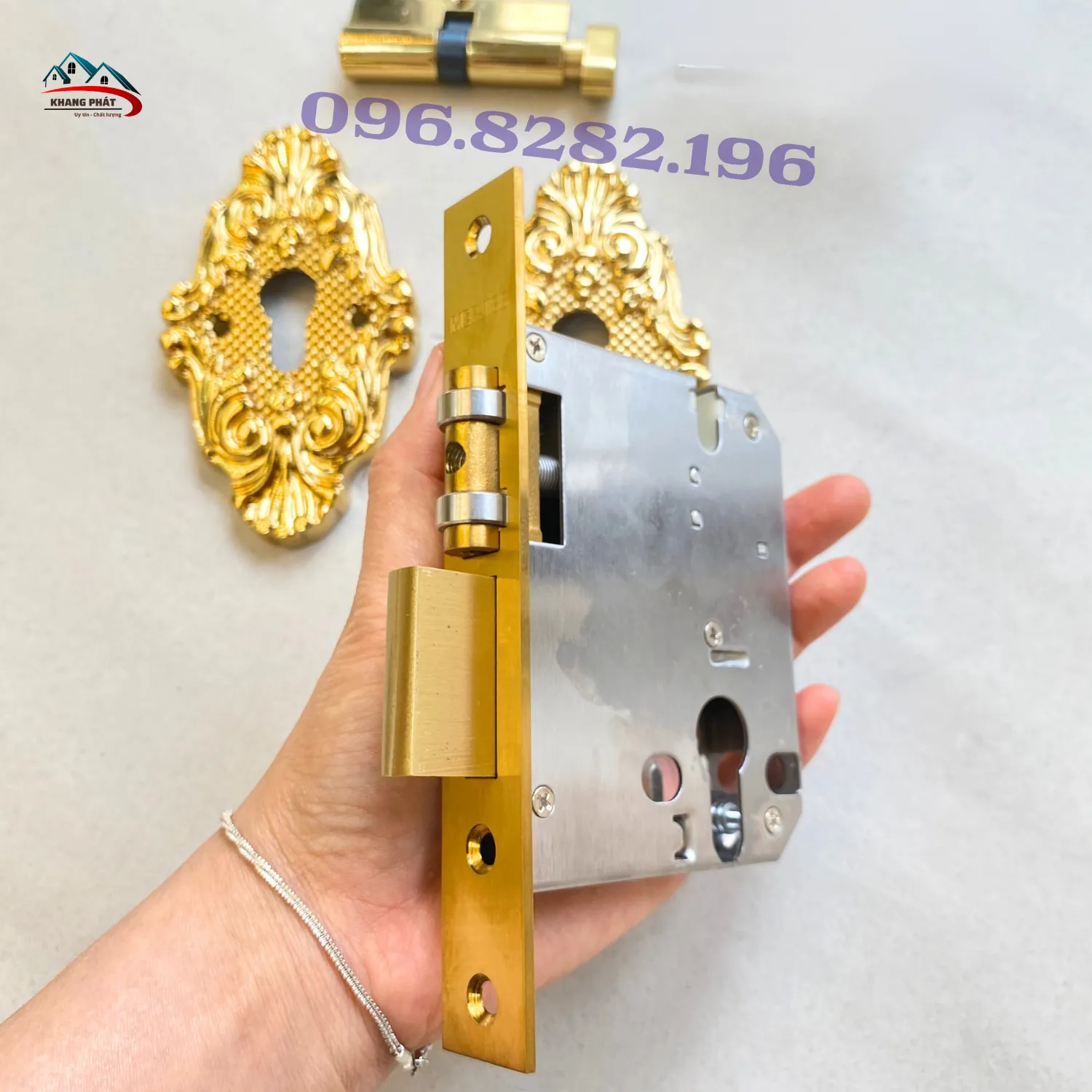 Cầm khóa trên tay để thấy độ chắc và đầm