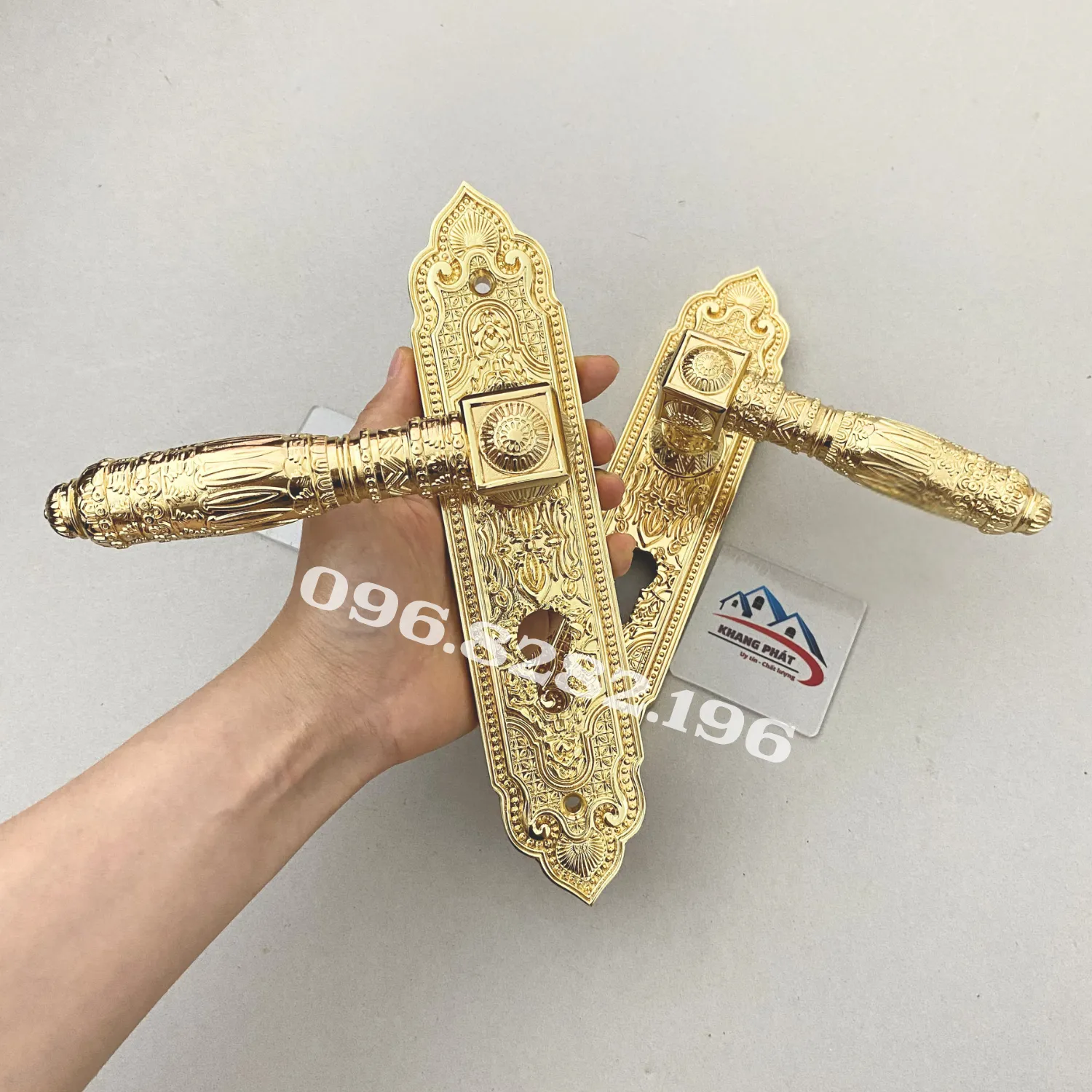 Cầm trên tay mặt ốp đồng nguyên khối mạ vàng