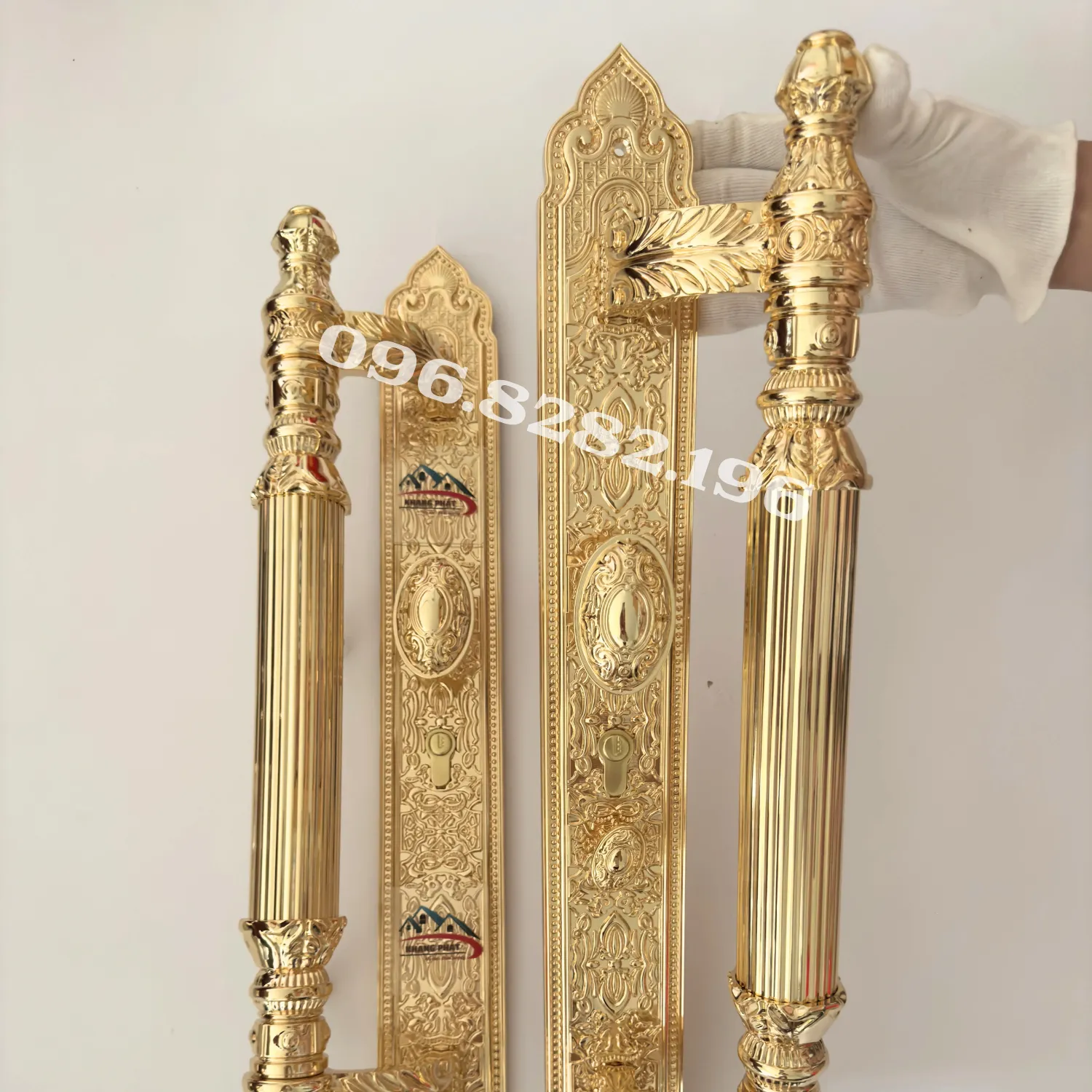 Cầm trên tay mặt ốp khoá đồng KP999A hoa văn đẹp