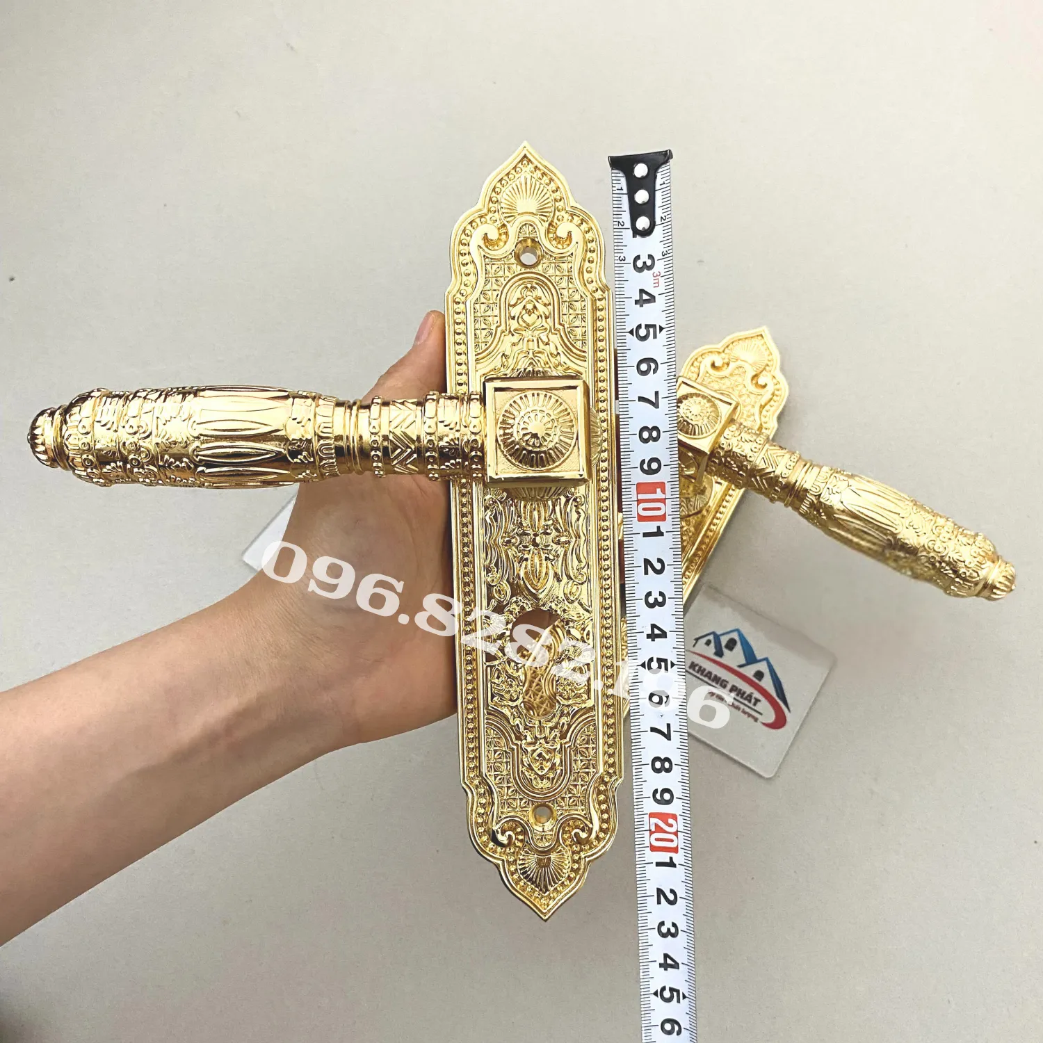 Cầm trên tay và đo thực tế khoá cửa phòng KP999 dài 23cm