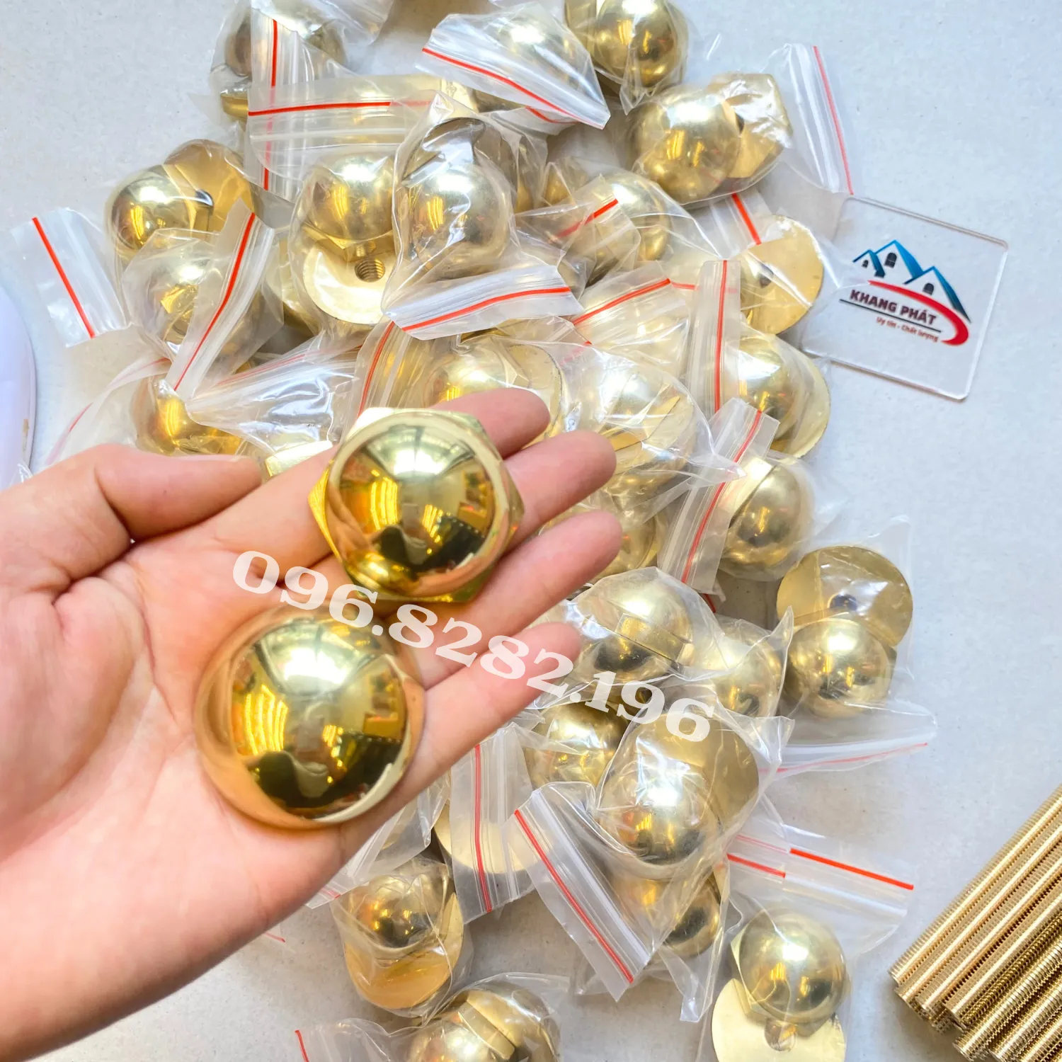 bề mặt đồng thau hoàn thiện bóng đẹp