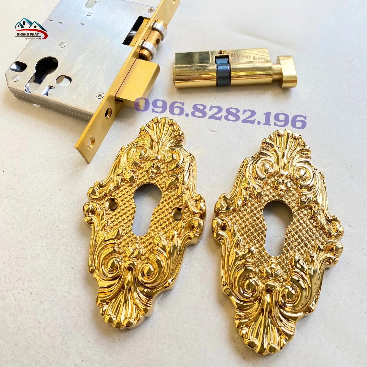 Chi tiết hoa văn đồng thau đúc trên mặt khóa