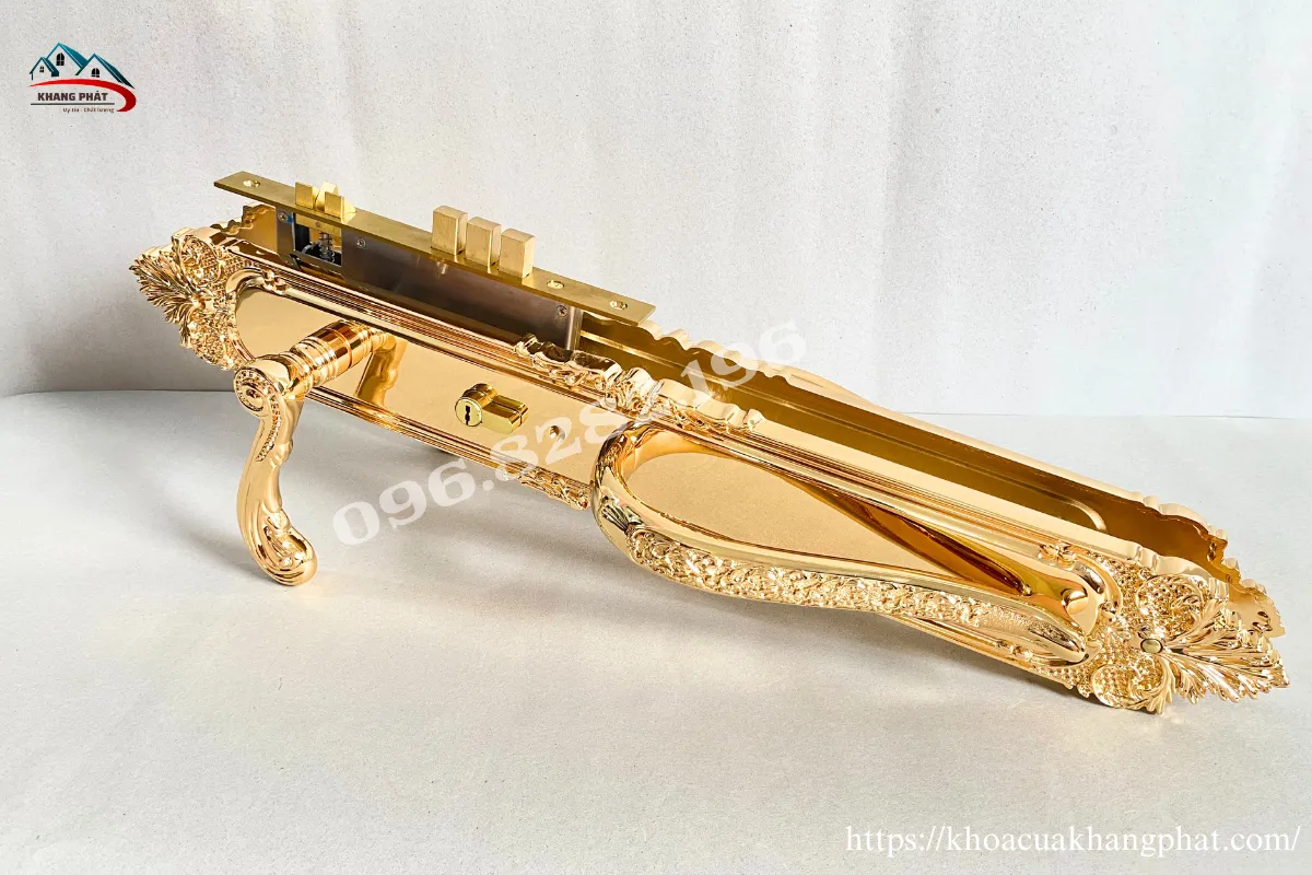 Chi tiết hoa văn trang trí trên khóa KP1919