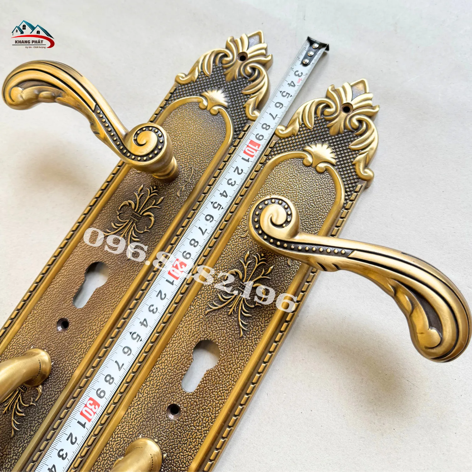 Chi tiết tay gạt cong và hoa văn mặt ốp khóa cửa đại sảnh