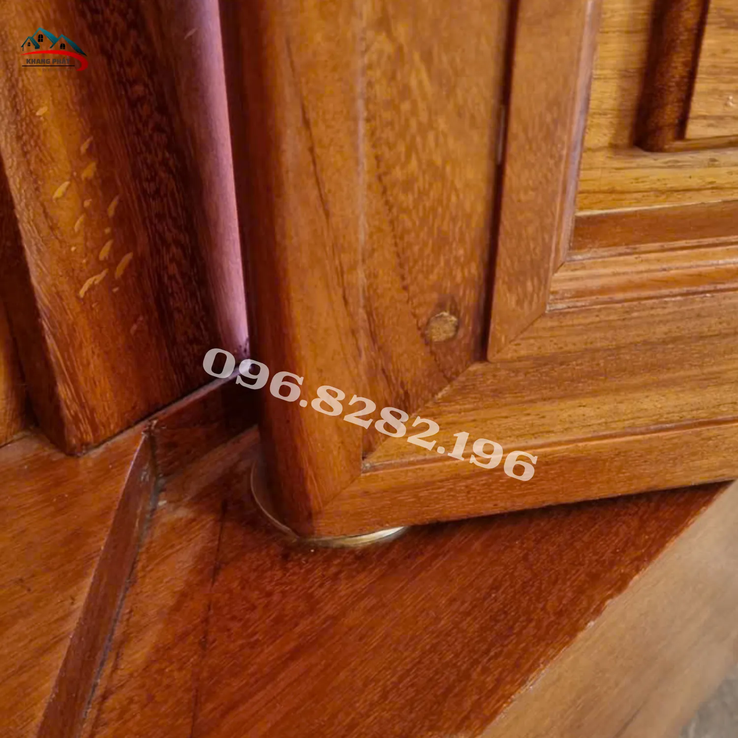Cối dưới lắp thực tế dưới cánh cửa gỗ