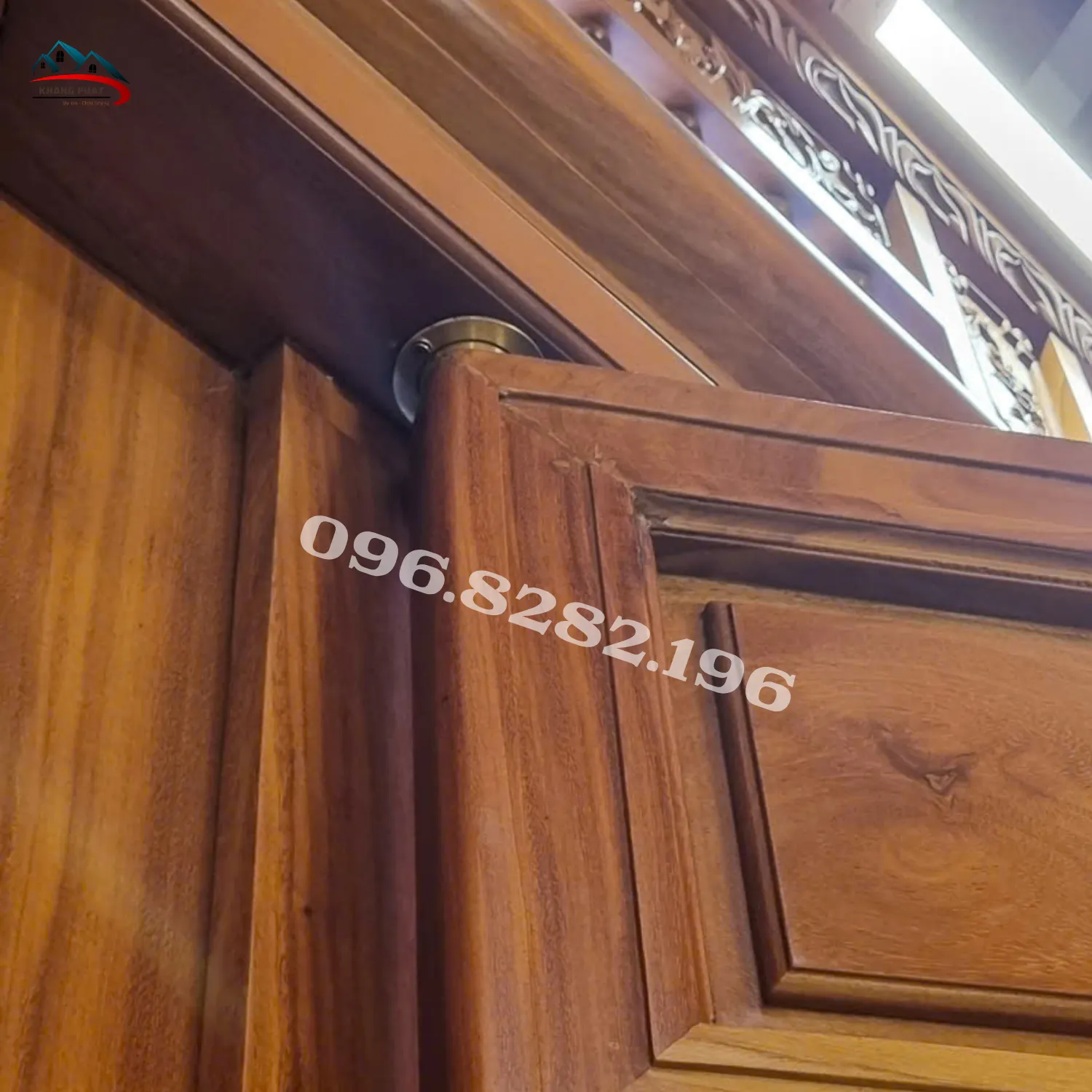 Cối trên lắp thực tế trên cánh cửa gỗ