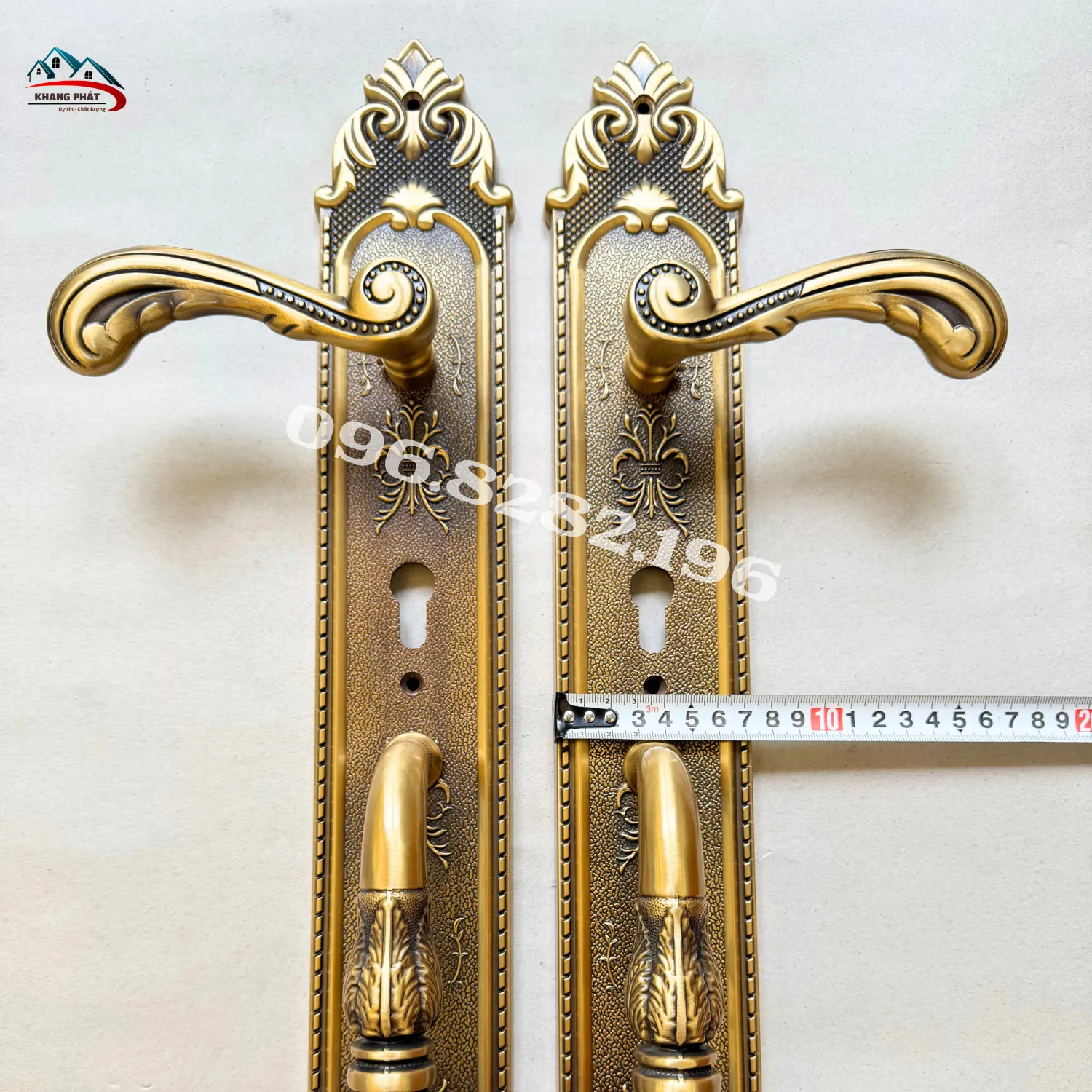 Chi tiết mặt ốp rộng 7,5cm trên bộ khóa cửa gỗ lớn