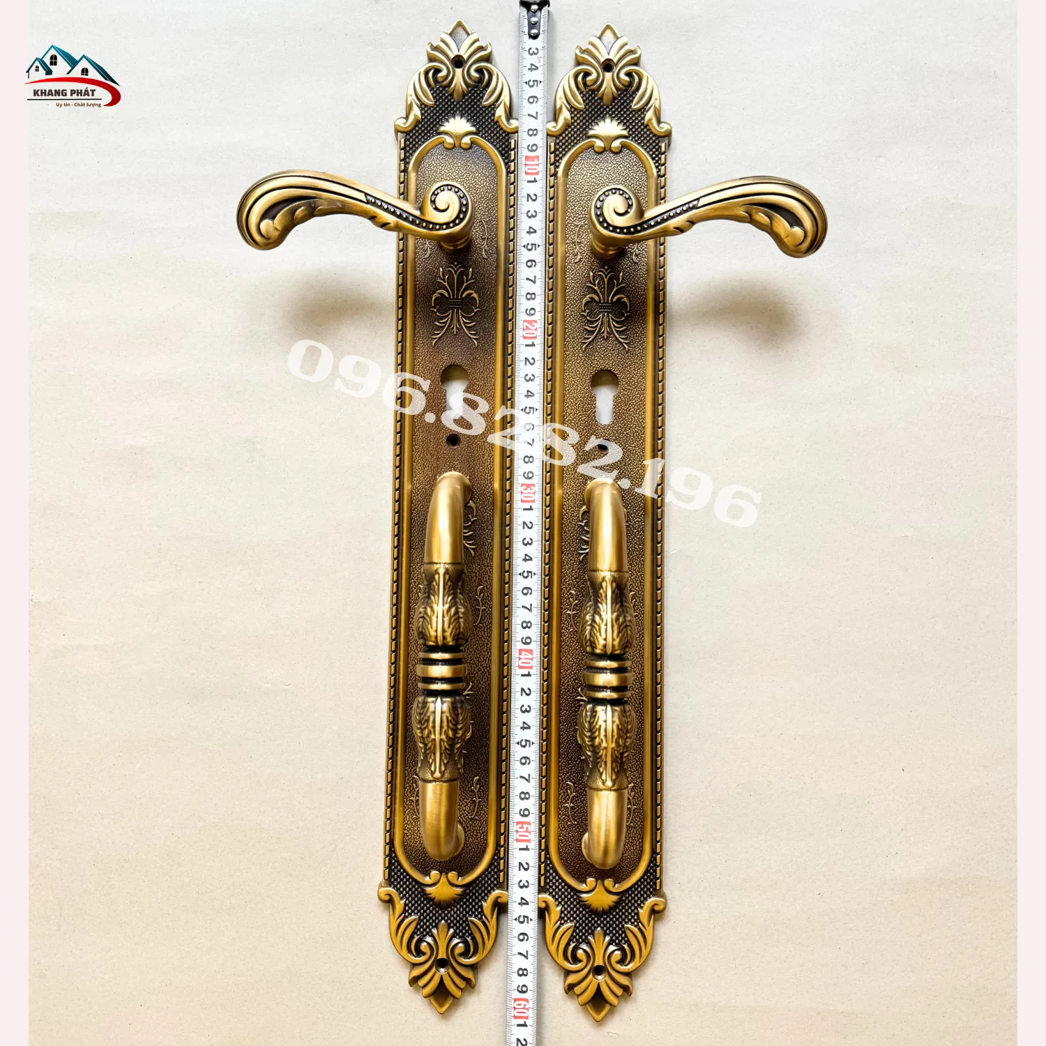 Đo chiều dài thực tế 60cm của mẫu khóa đồng cao cấp