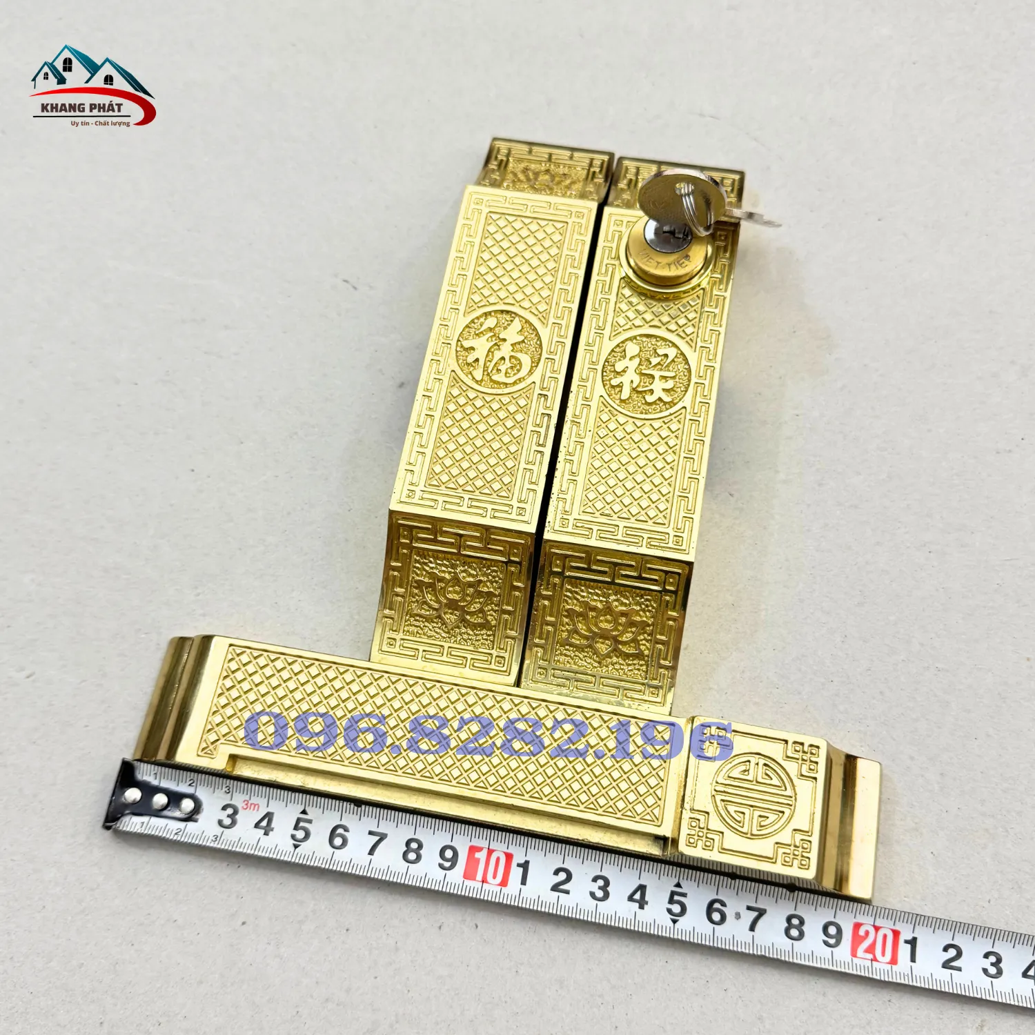 Đo chiều dài then cài khóa cửa bức bàn bằng đồng 20cm
