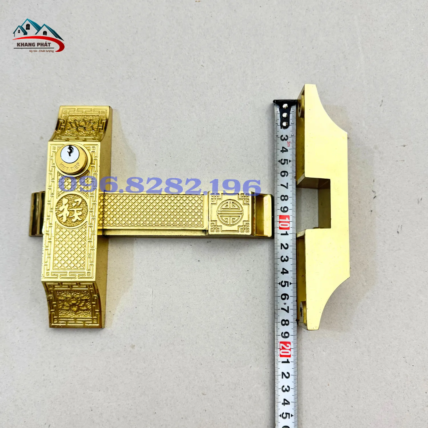 Mặt sau thân khóa với chiều dài thực tế 18cm