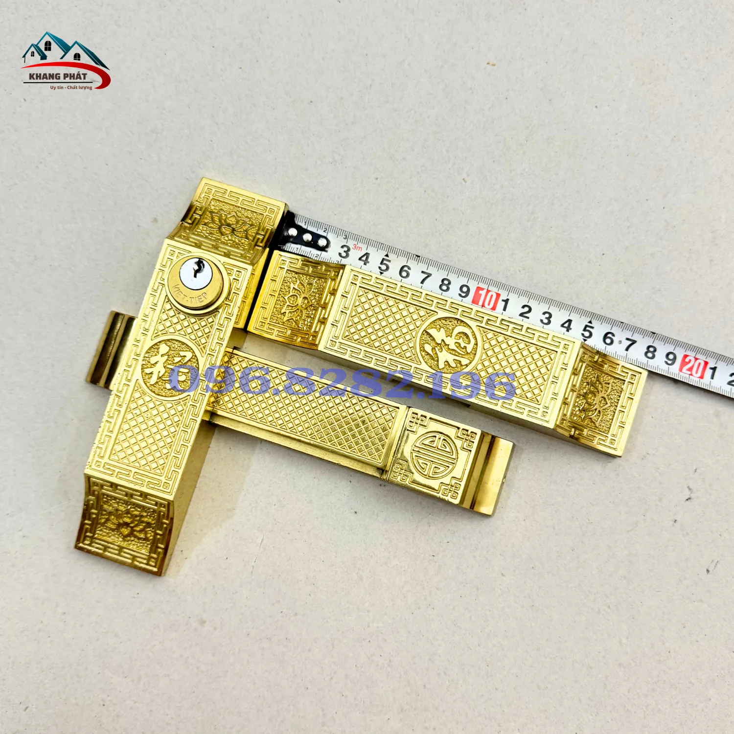 Đo chiều dài trụ khóa cửa bức bàn bằng đồng mặt trước 18cm