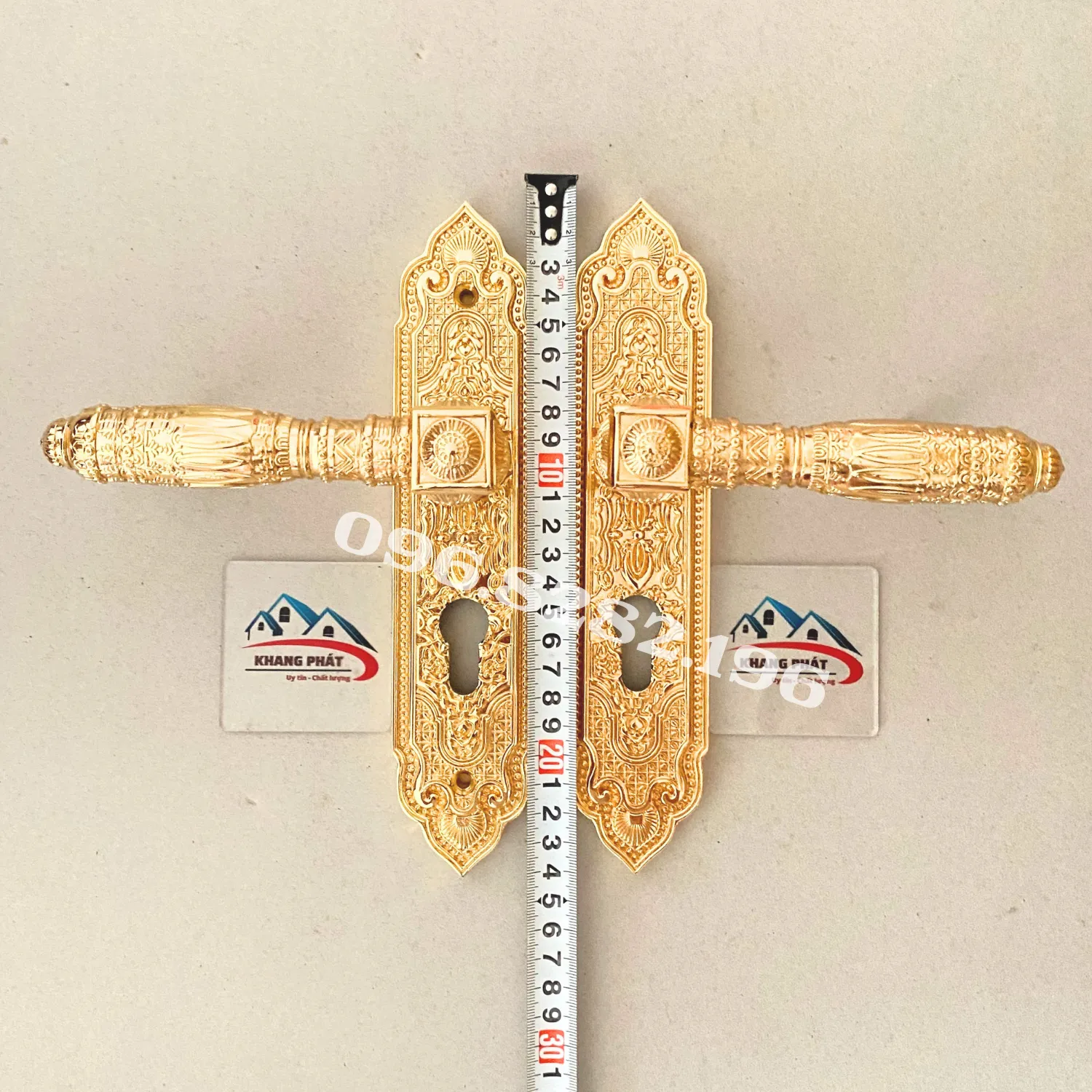 Đo chiều dài mặt ốp đồng 23cm bằng thước dây